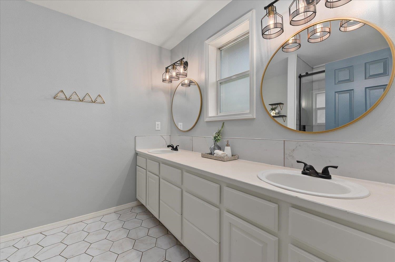 1204 W Candlewood Ct