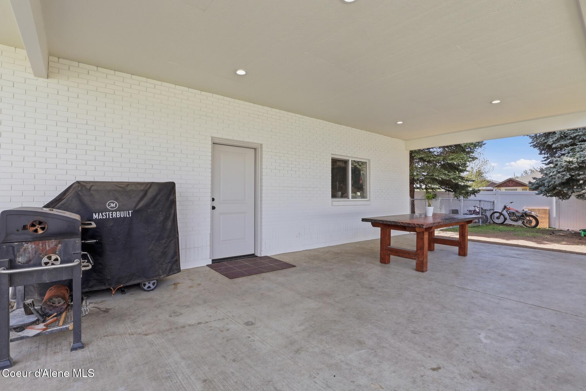 1525 W Miles AVE