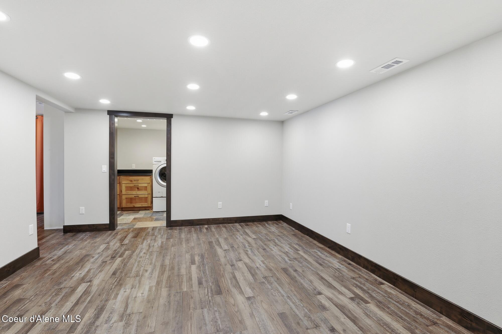 1525 W Miles AVE