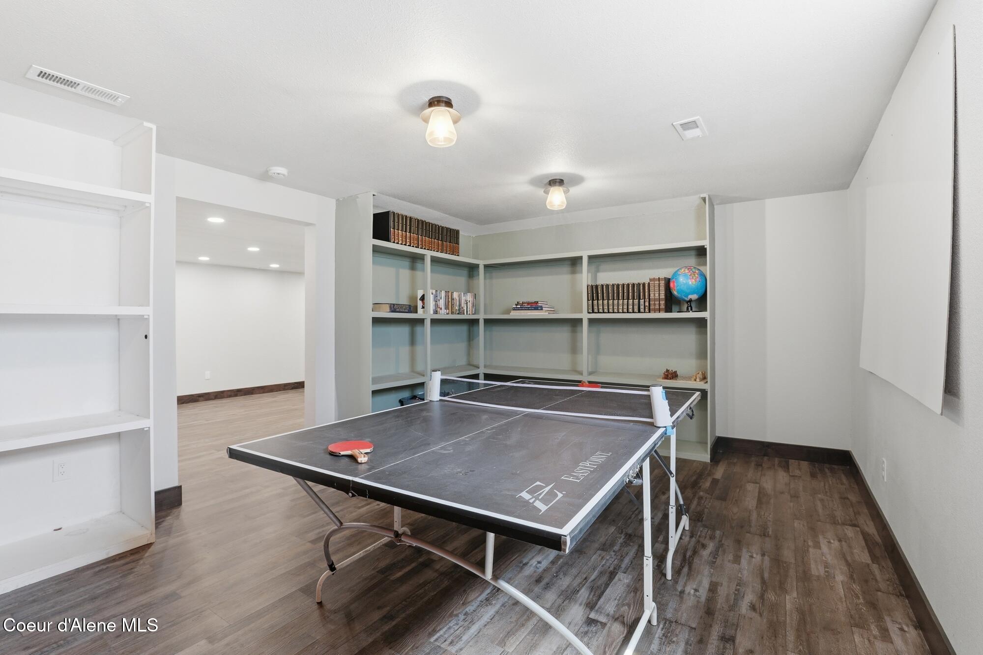 1525 W Miles AVE
