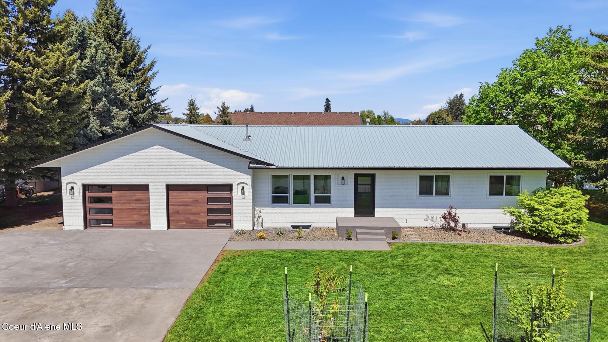 1525 W Miles AVE