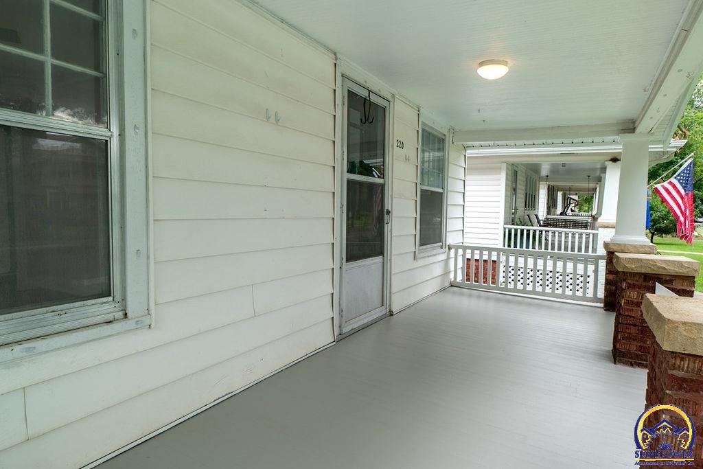 220 SW Broadmoor AVE