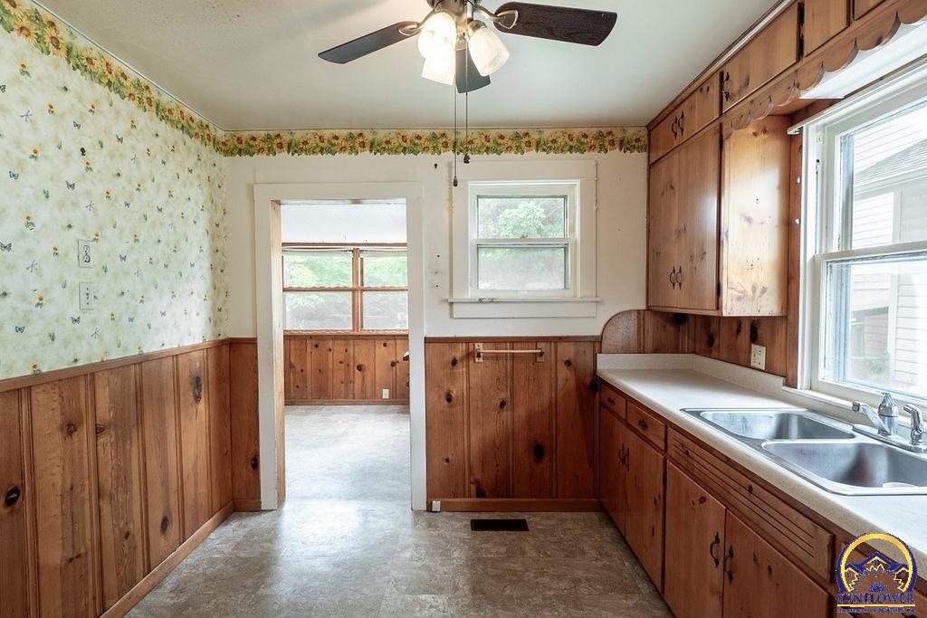 220 SW Broadmoor AVE