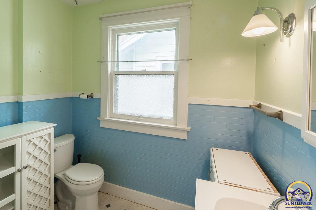 220 SW Broadmoor AVE