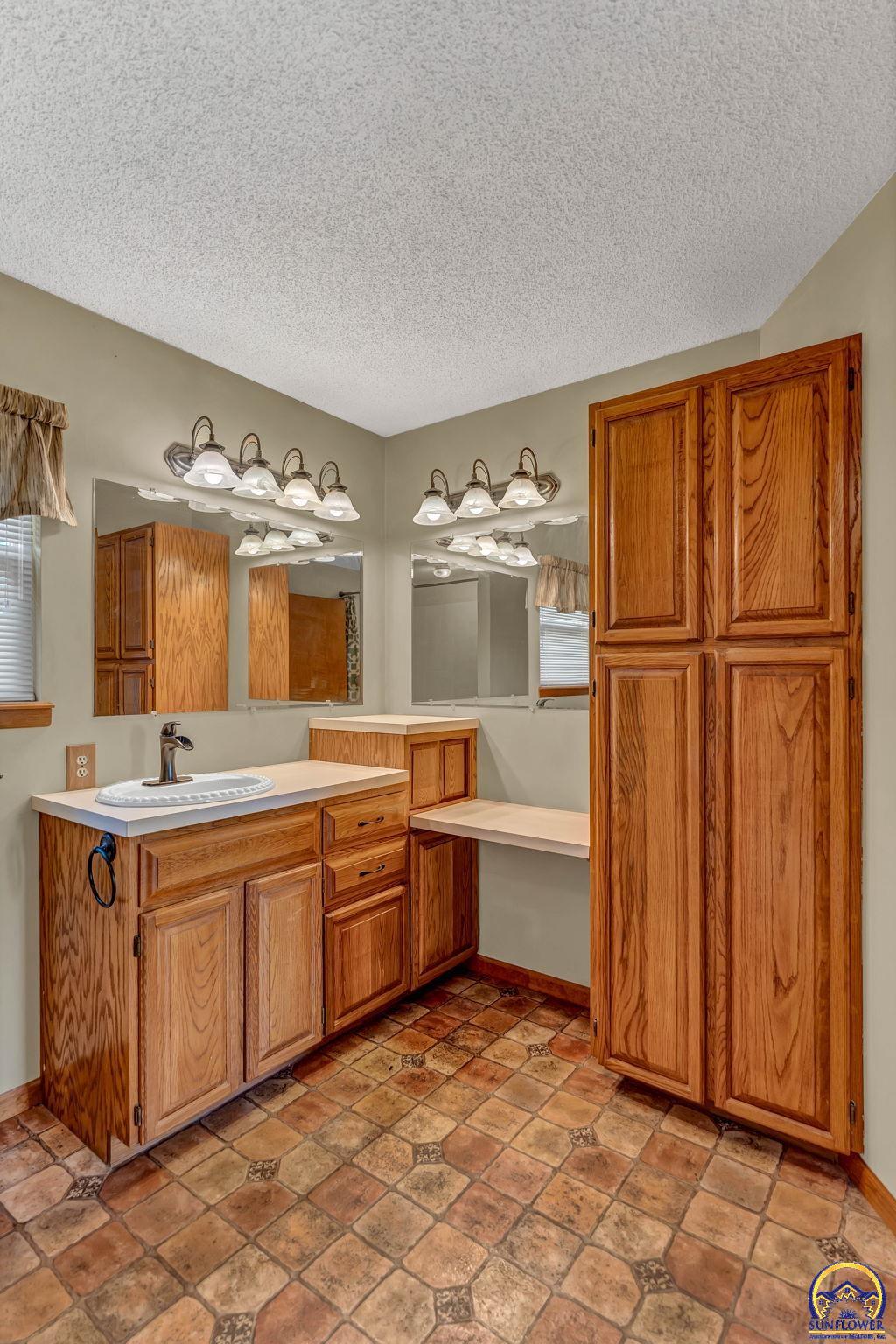 6411 Crescent Rim DR