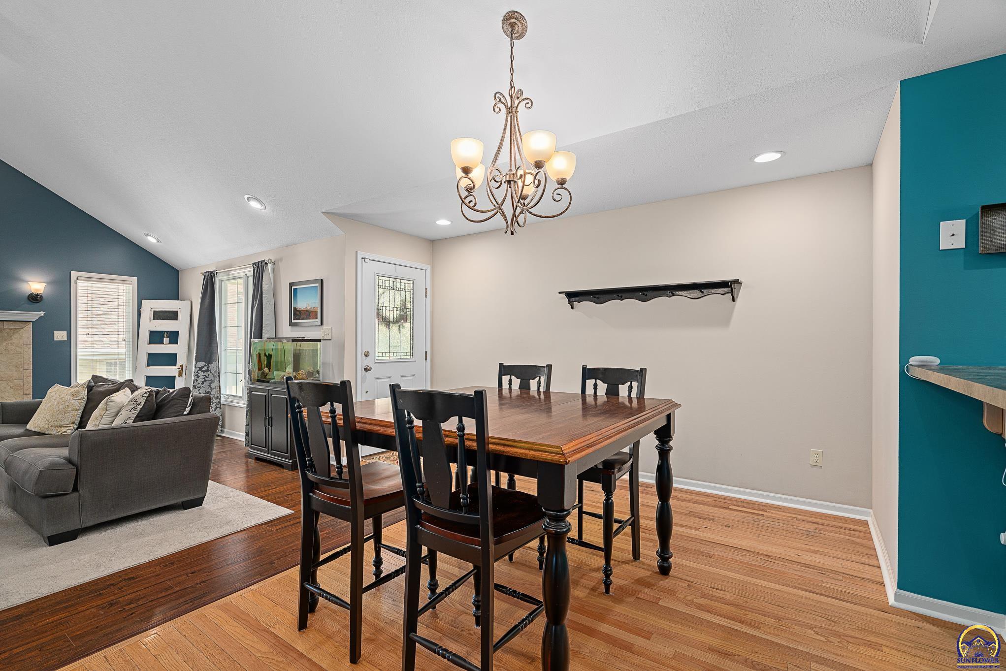 905 SW Woodbridge CT