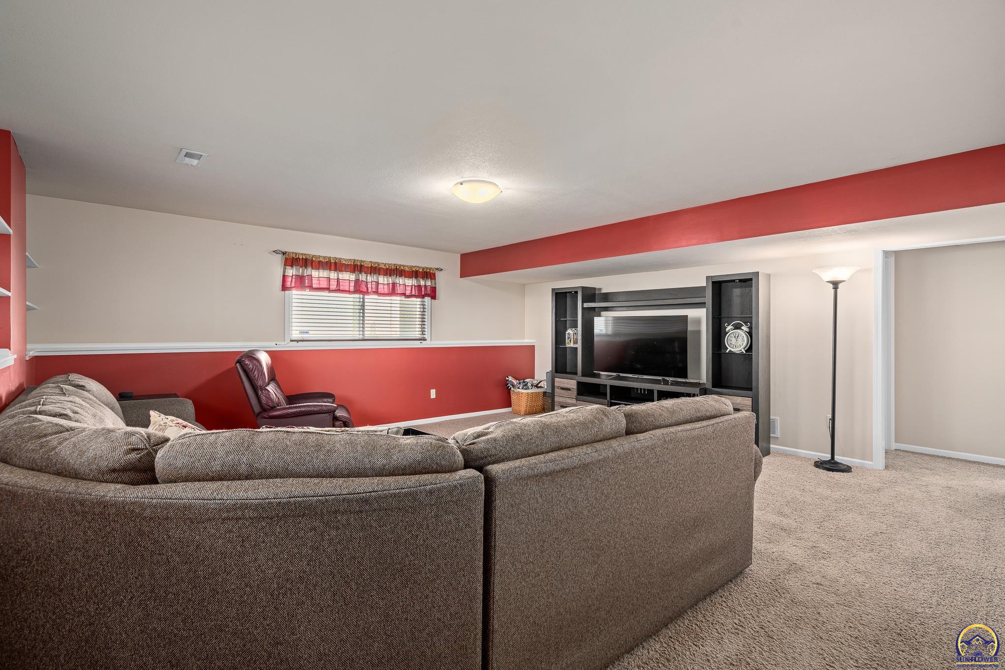 905 SW Woodbridge CT