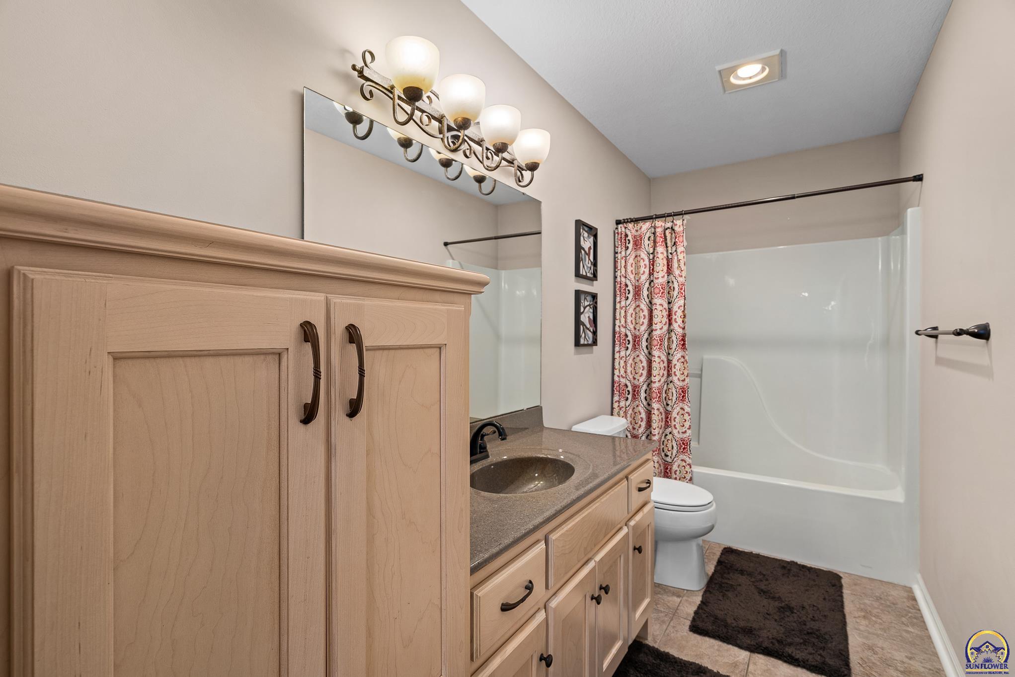 905 SW Woodbridge CT