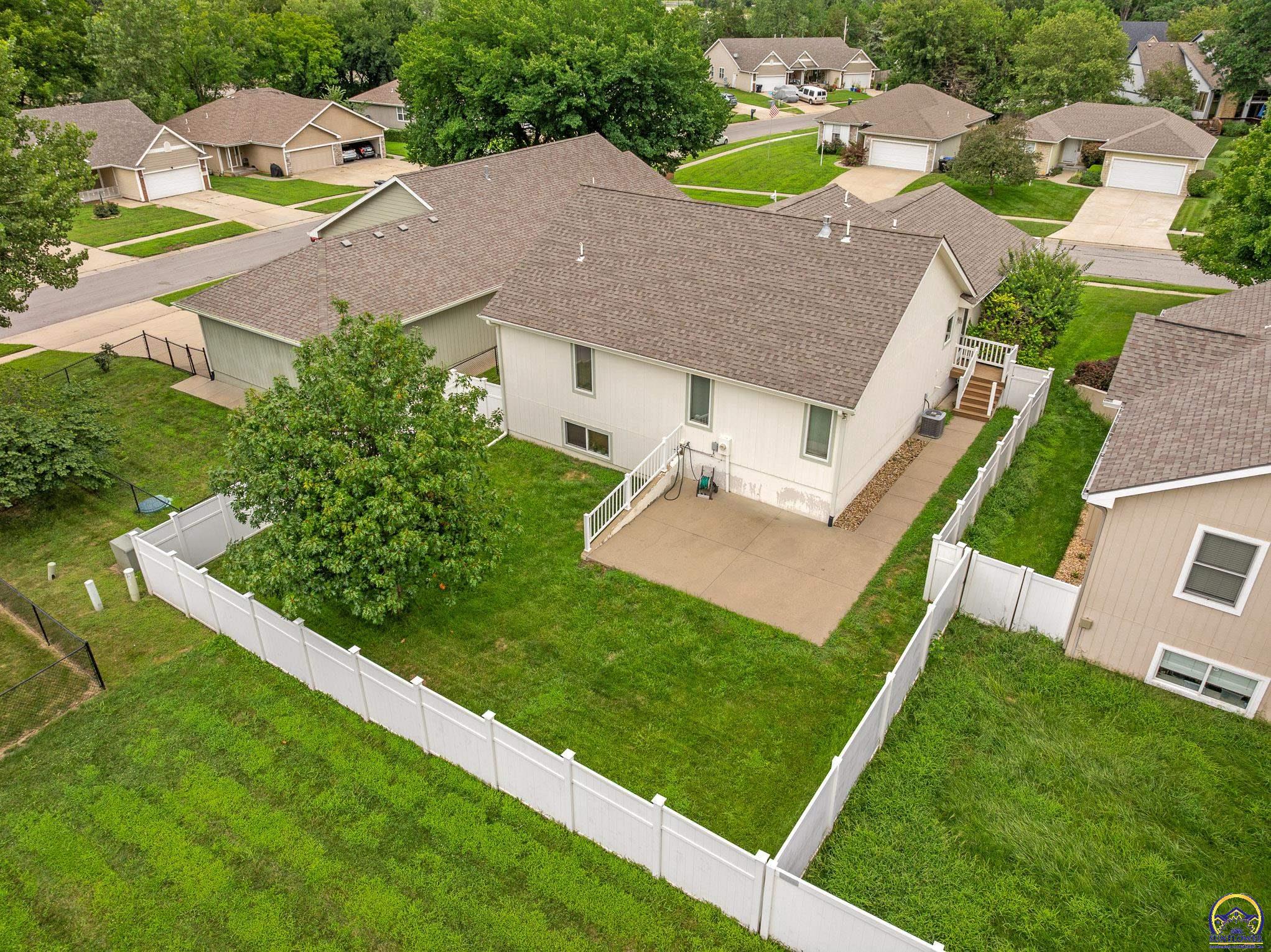 905 SW Woodbridge CT