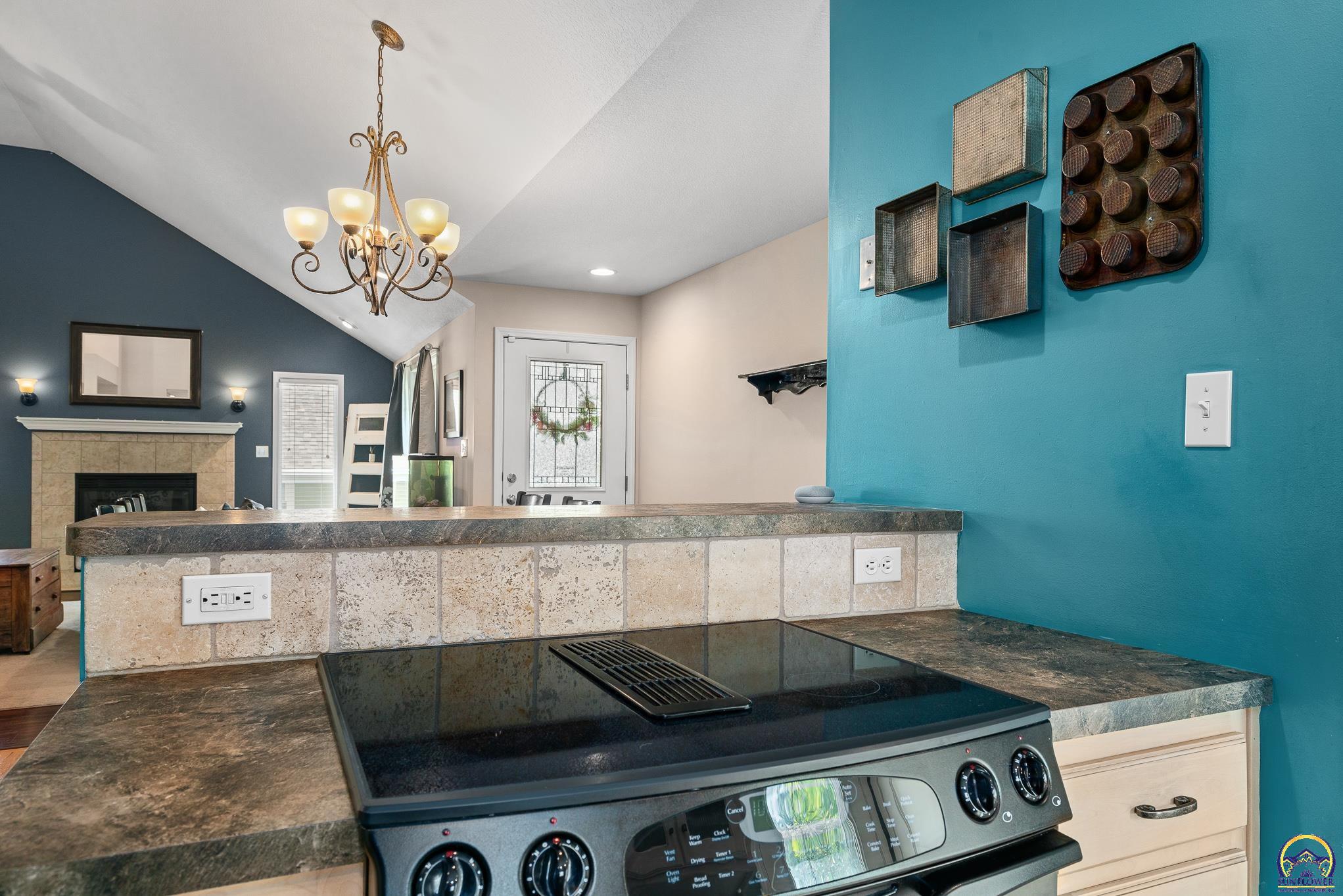 905 SW Woodbridge CT