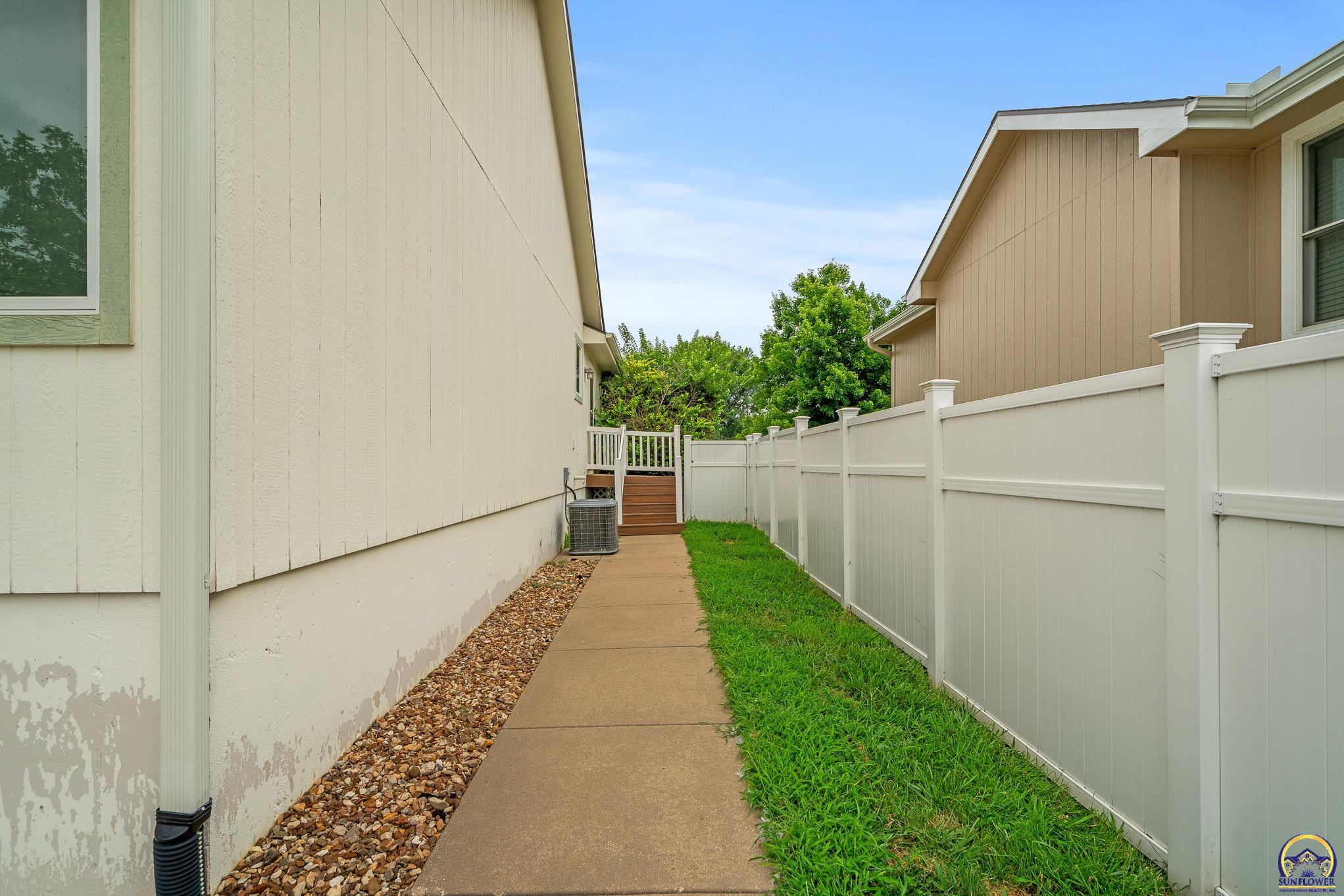 905 SW Woodbridge CT