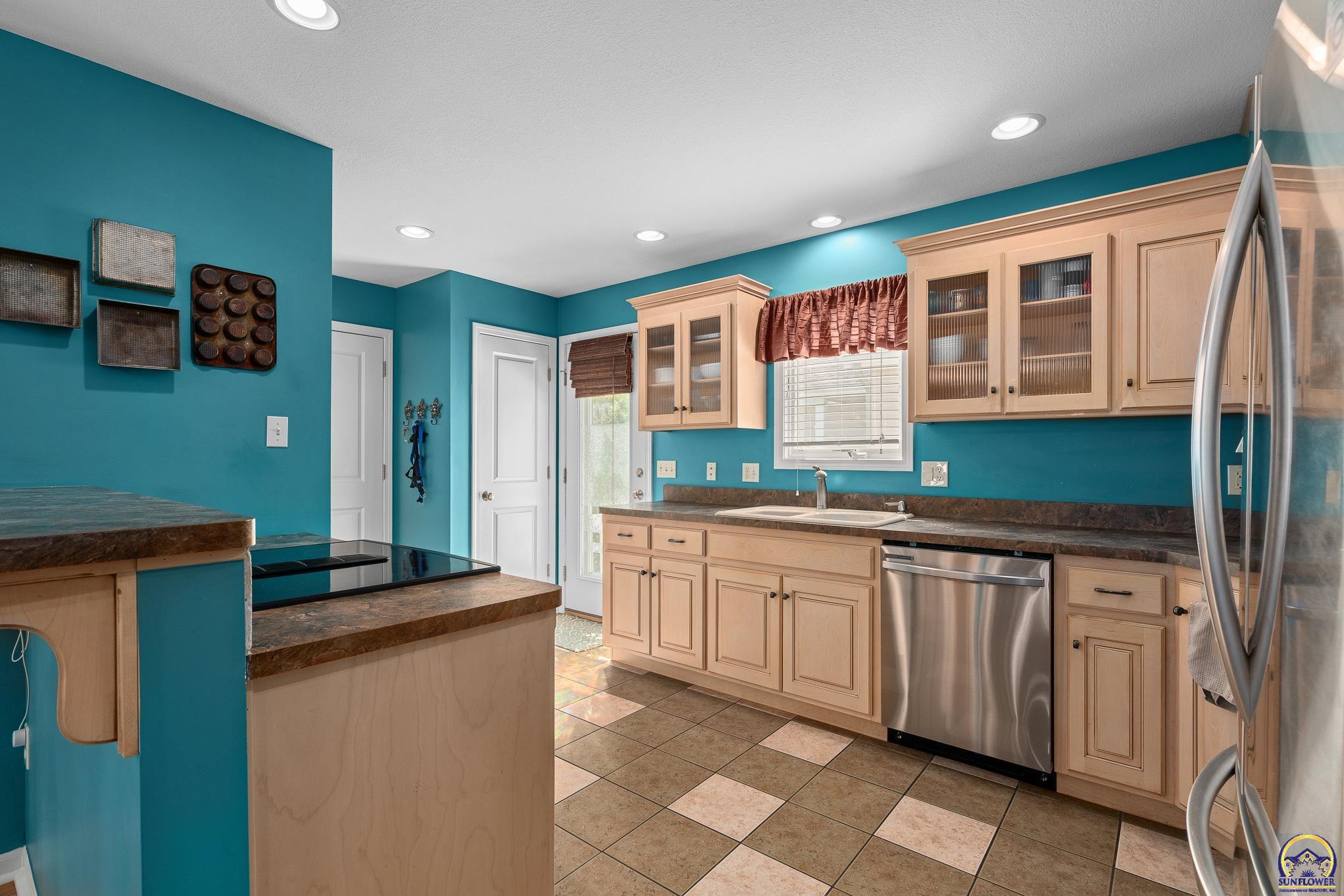 905 SW Woodbridge CT