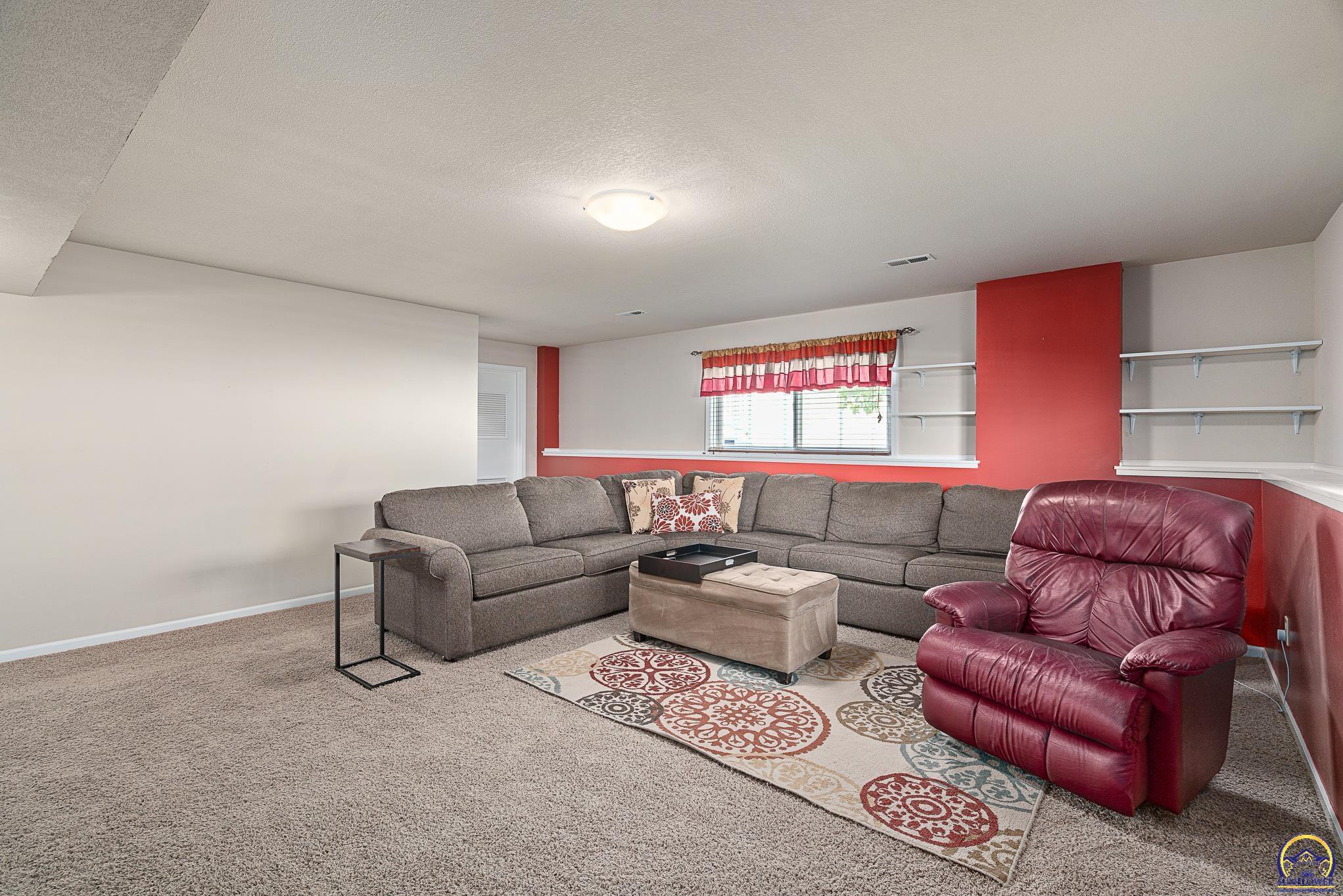 905 SW Woodbridge CT