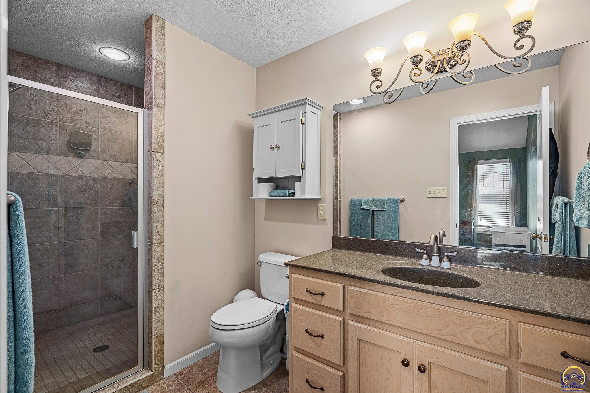 905 SW Woodbridge CT