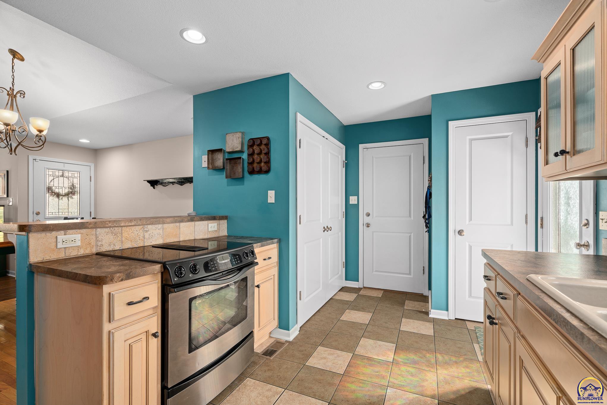 905 SW Woodbridge CT