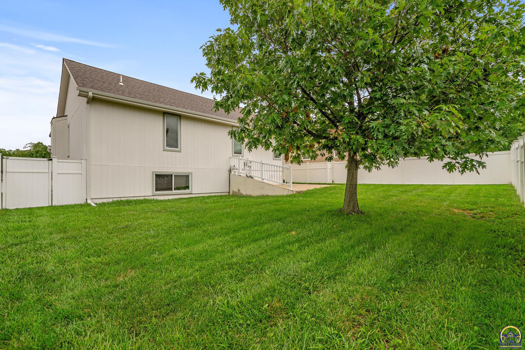 905 SW Woodbridge CT