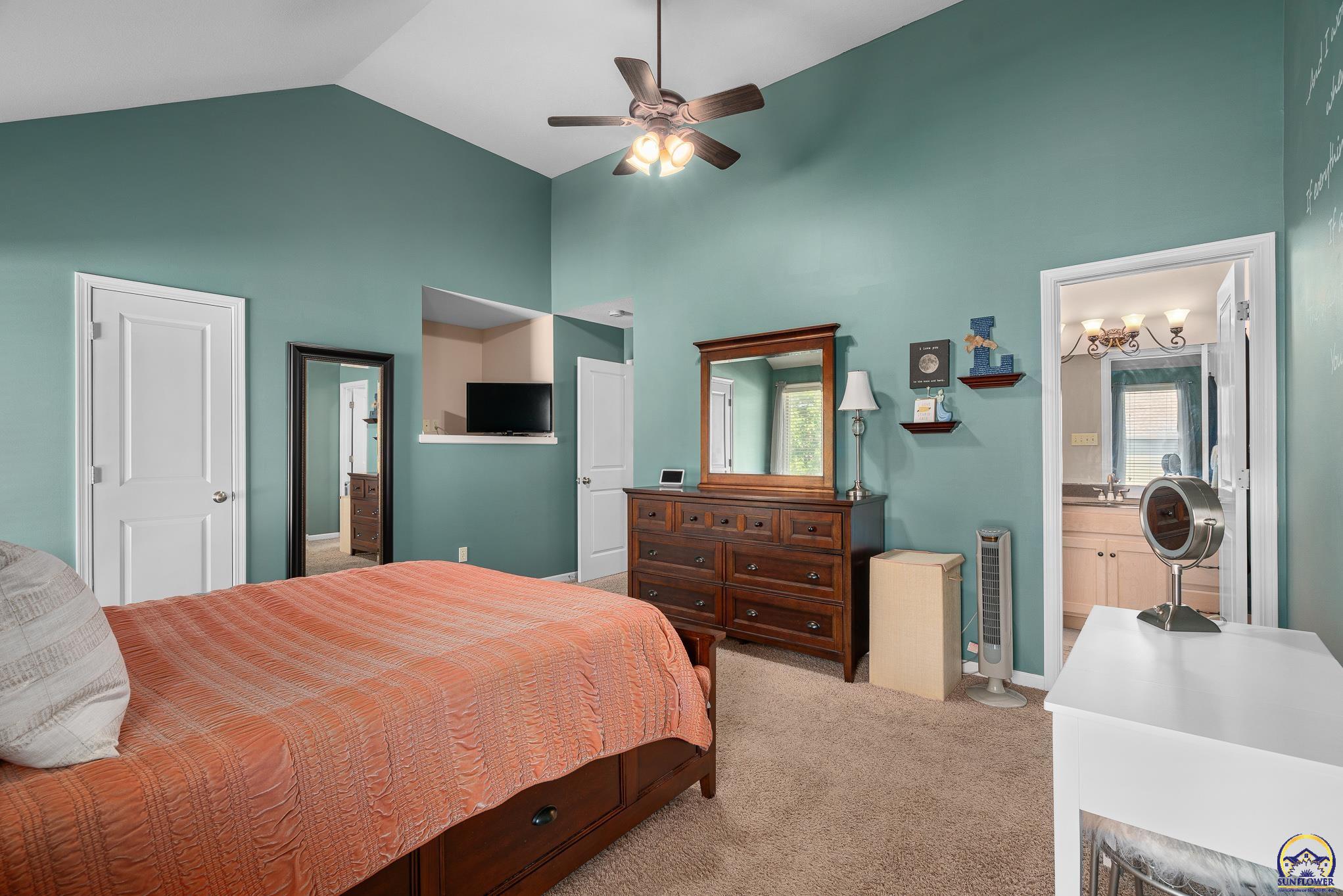 905 SW Woodbridge CT