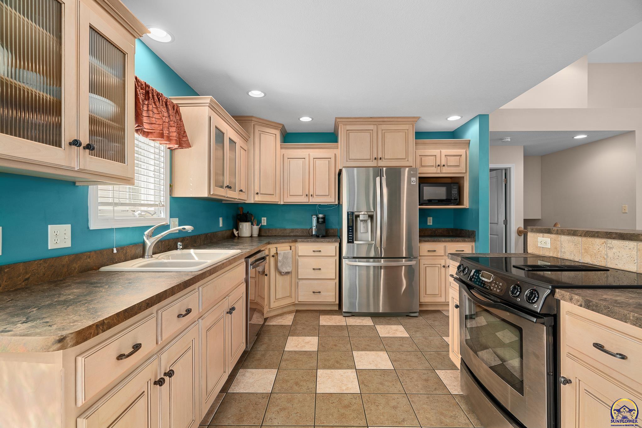 905 SW Woodbridge CT