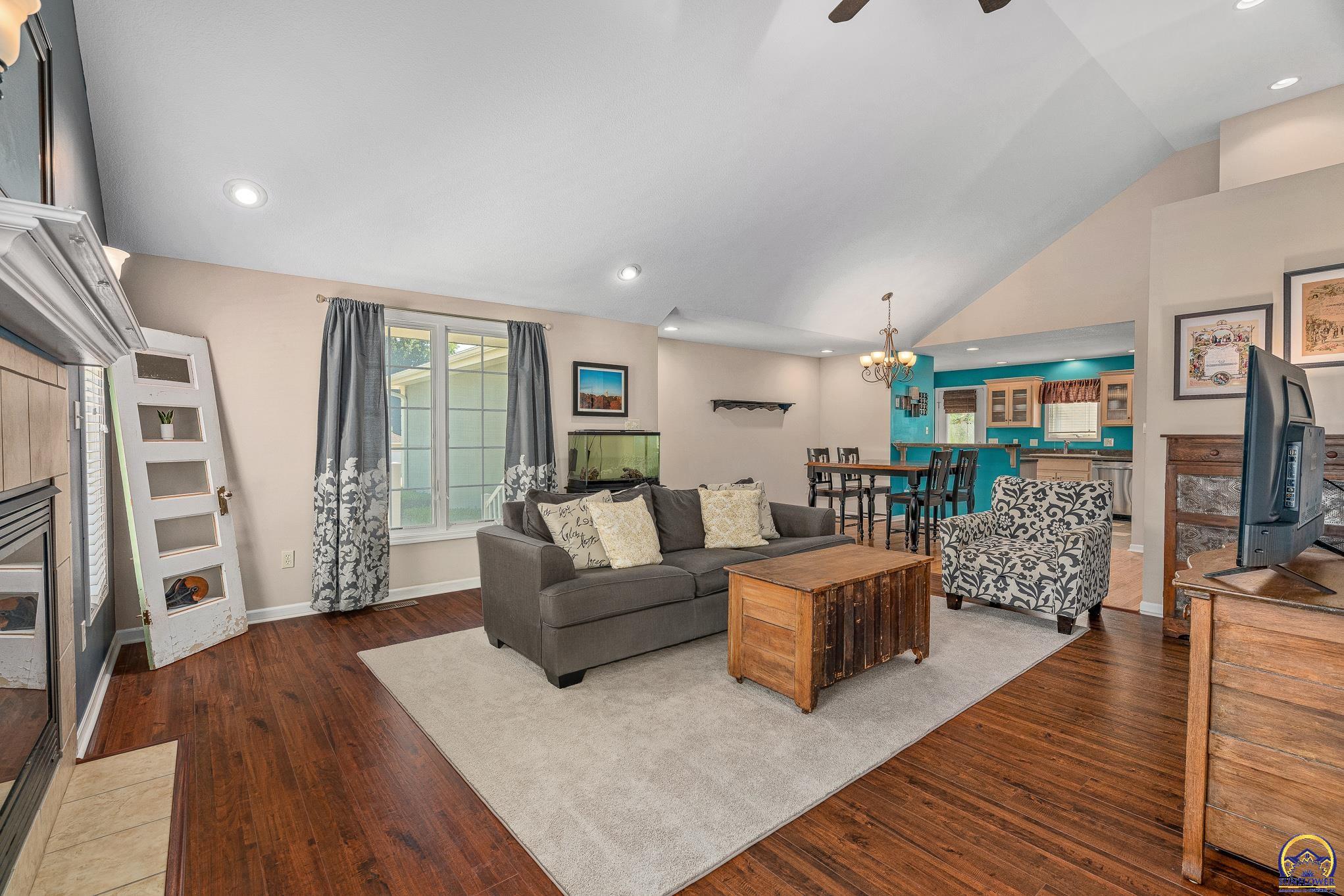 905 SW Woodbridge CT