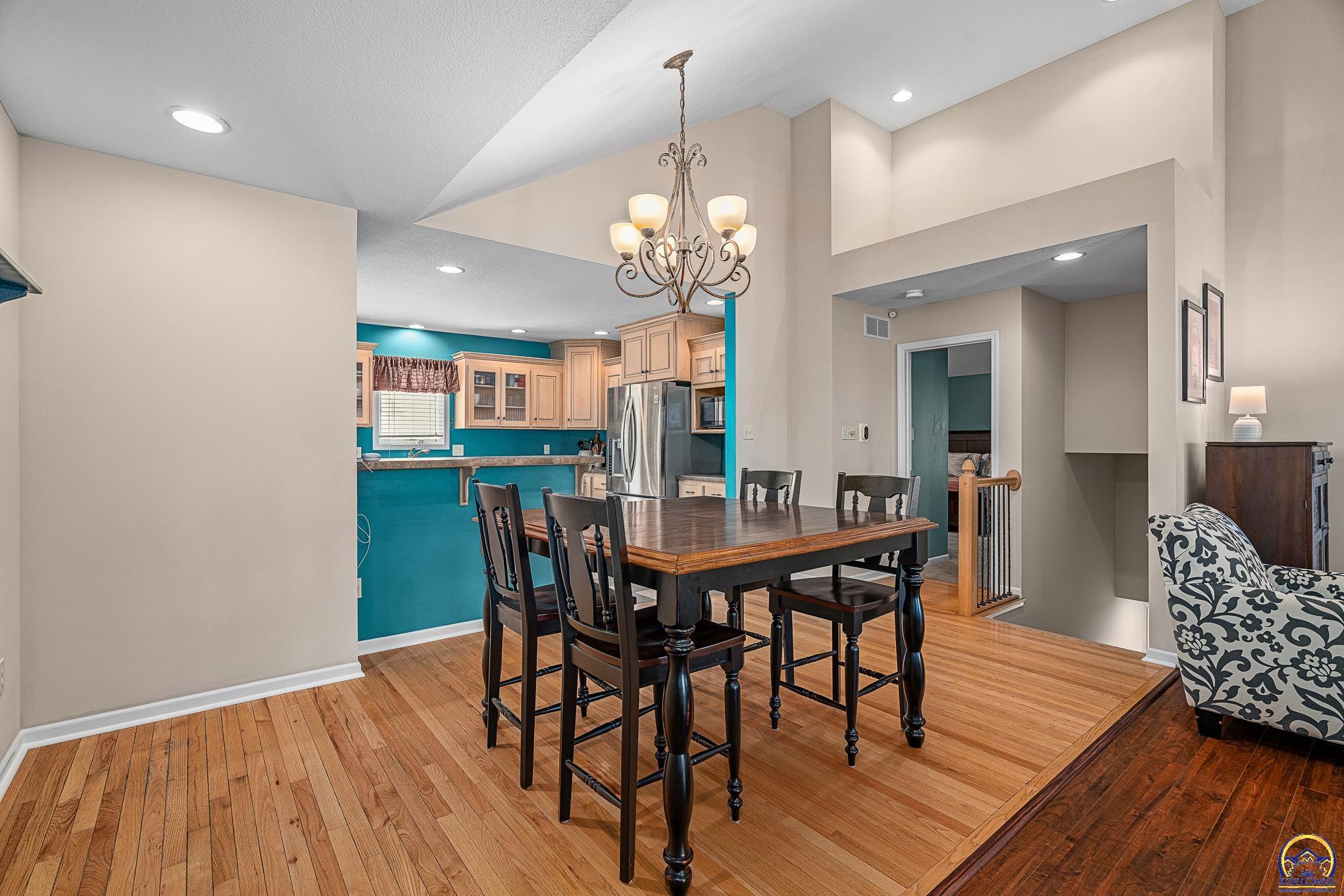 905 SW Woodbridge CT