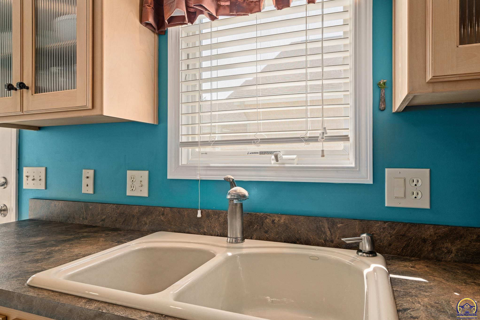 905 SW Woodbridge CT