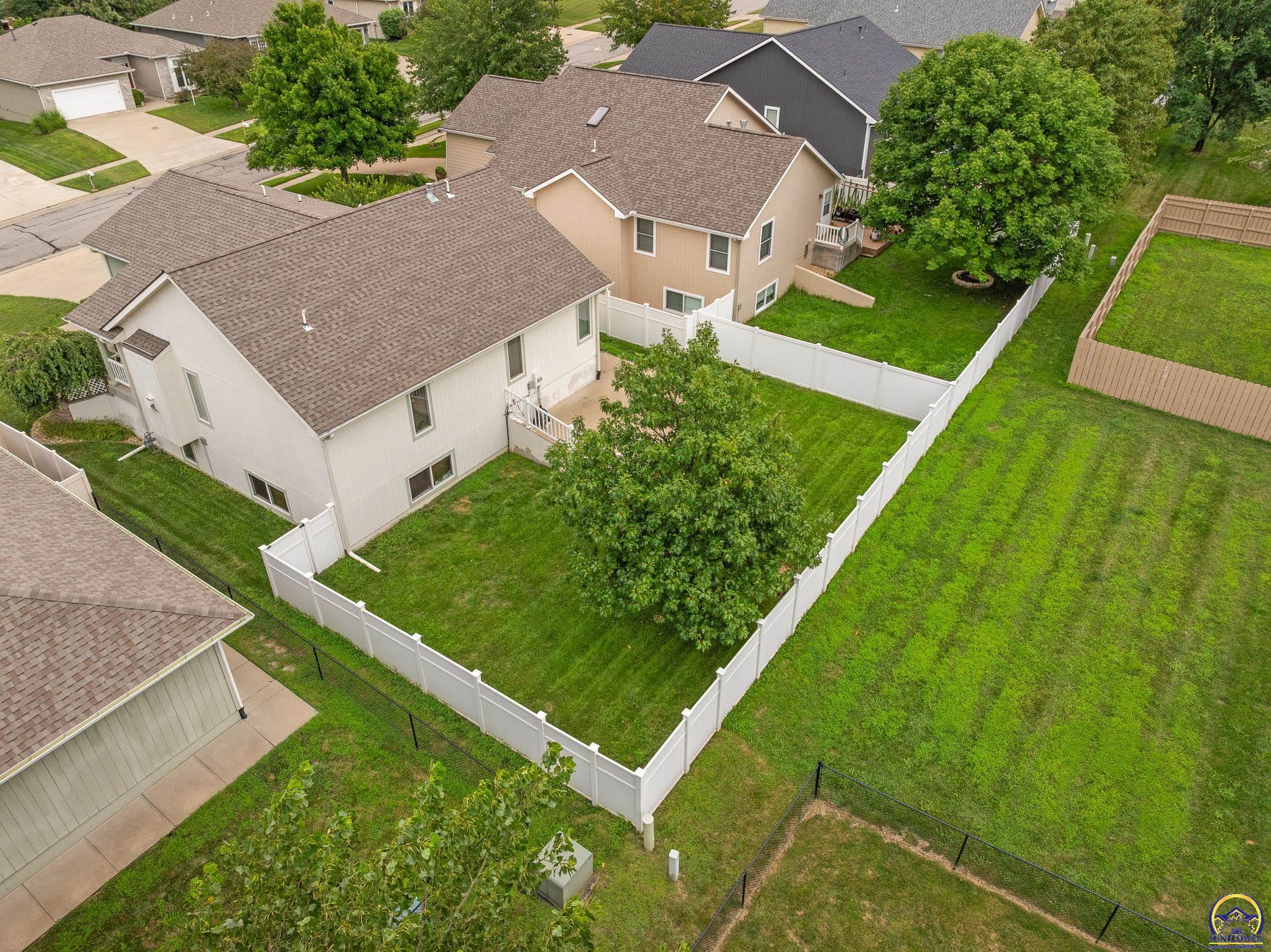 905 SW Woodbridge CT