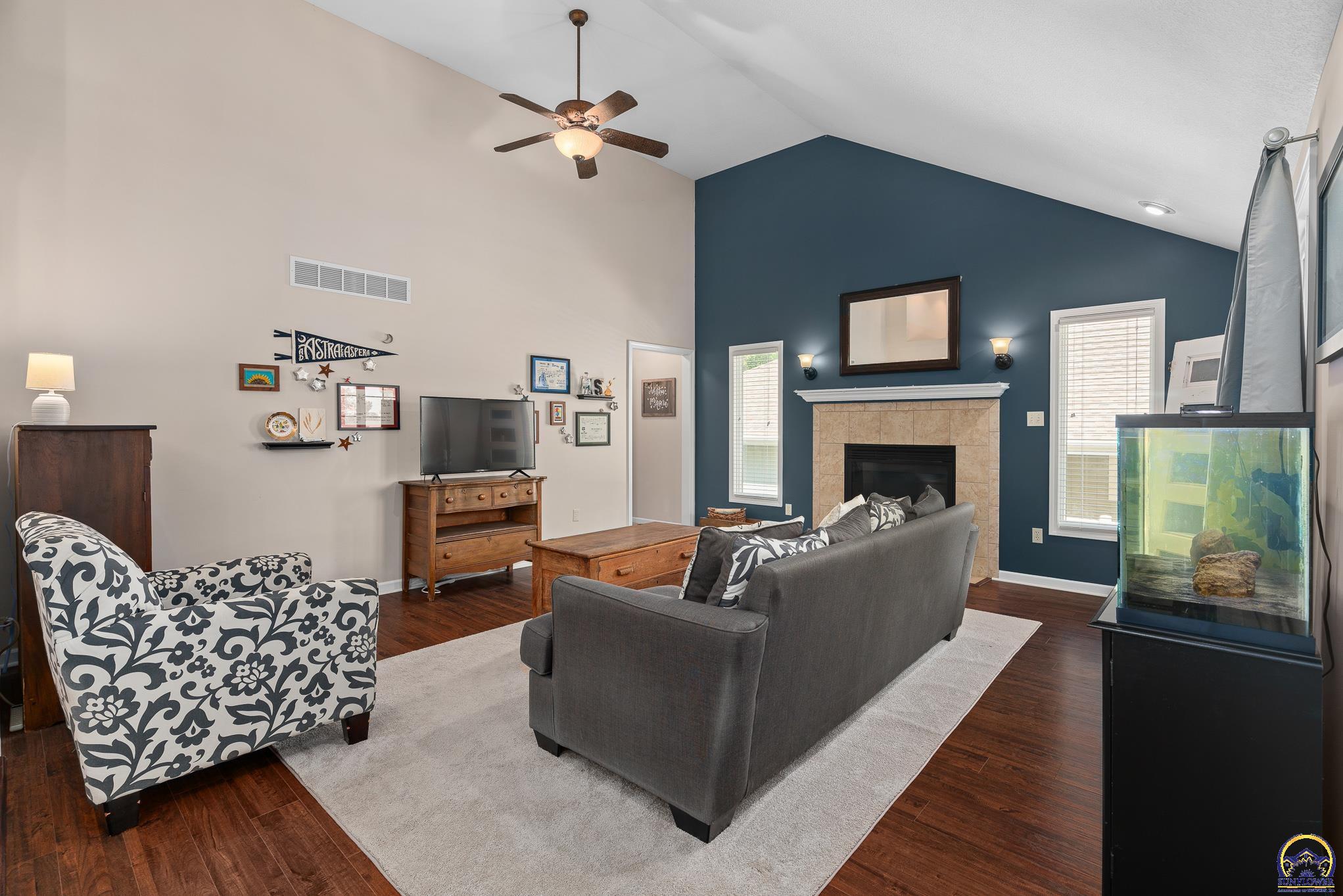 905 SW Woodbridge CT