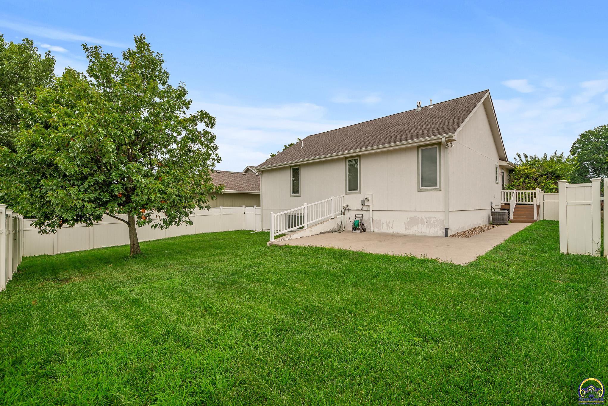 905 SW Woodbridge CT