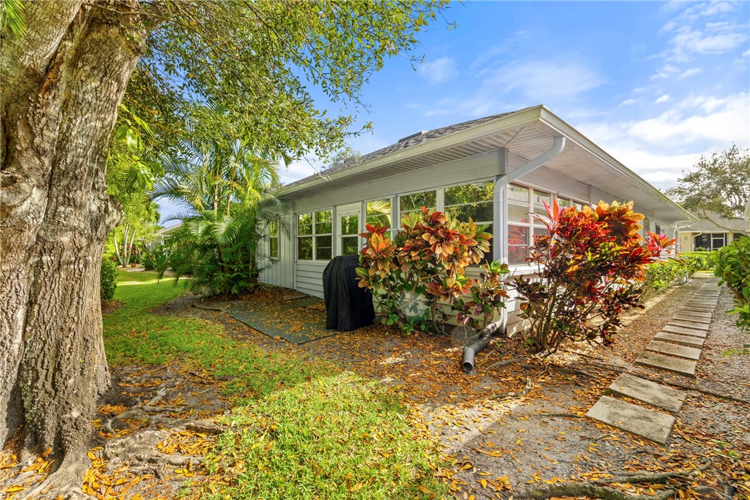 374 Hawthorne Lane
