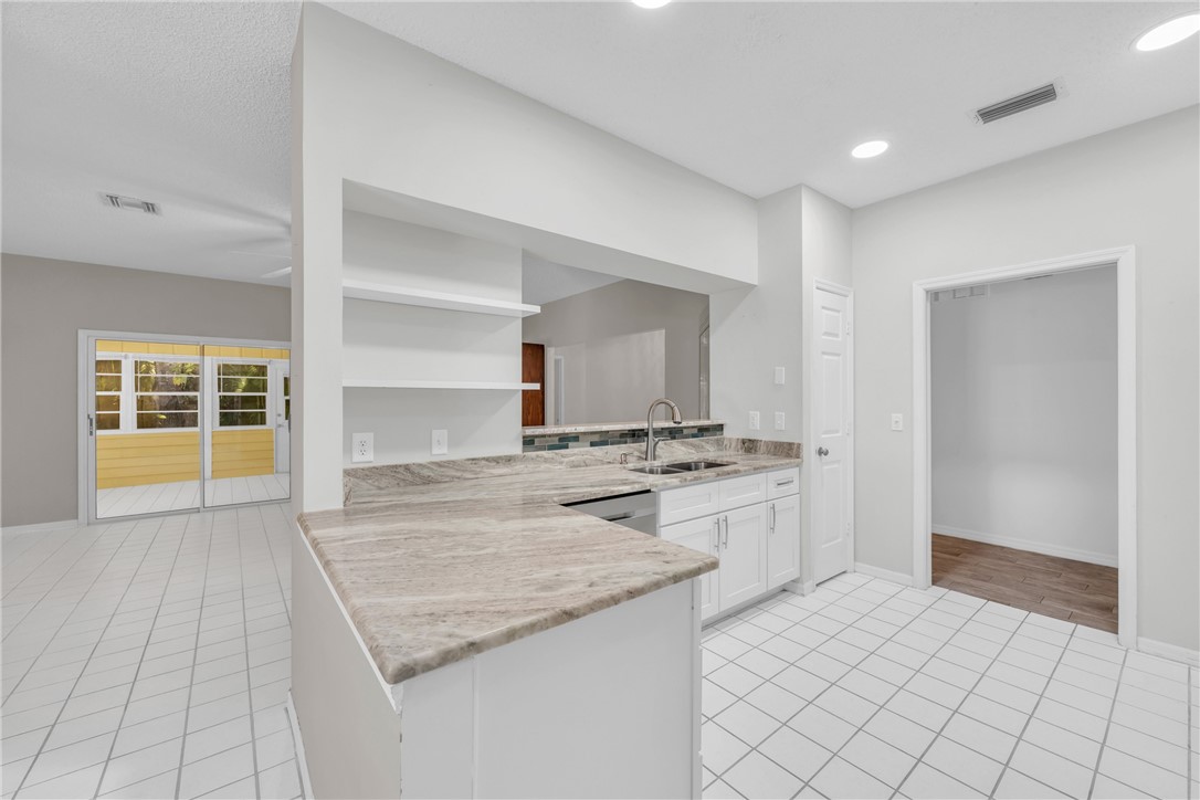 374 Hawthorne Lane