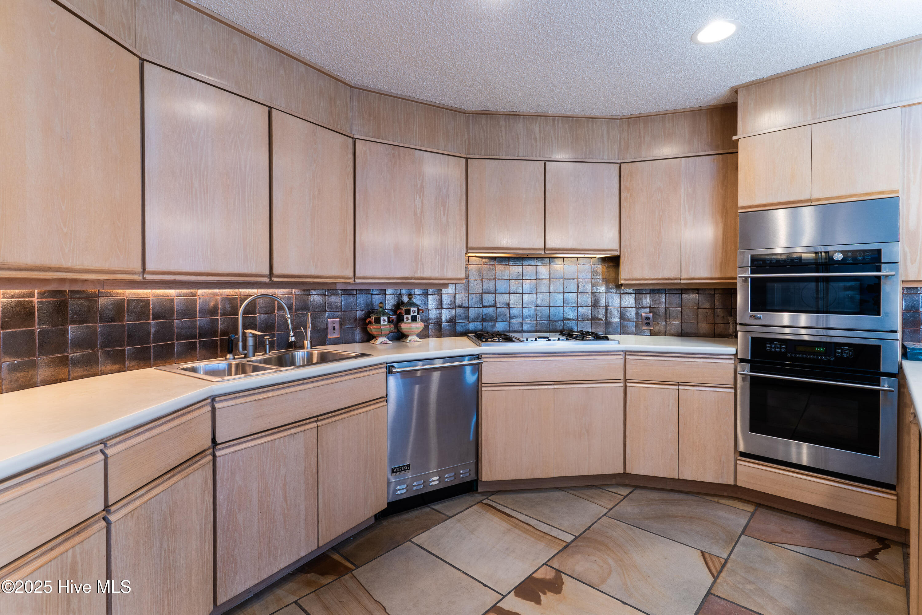 655 Diamondhead Drive S