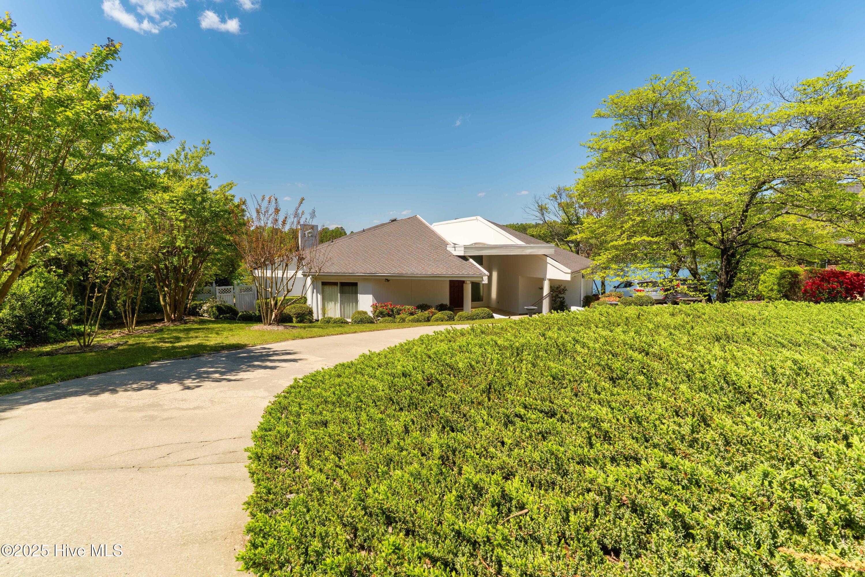 655 Diamondhead Drive S