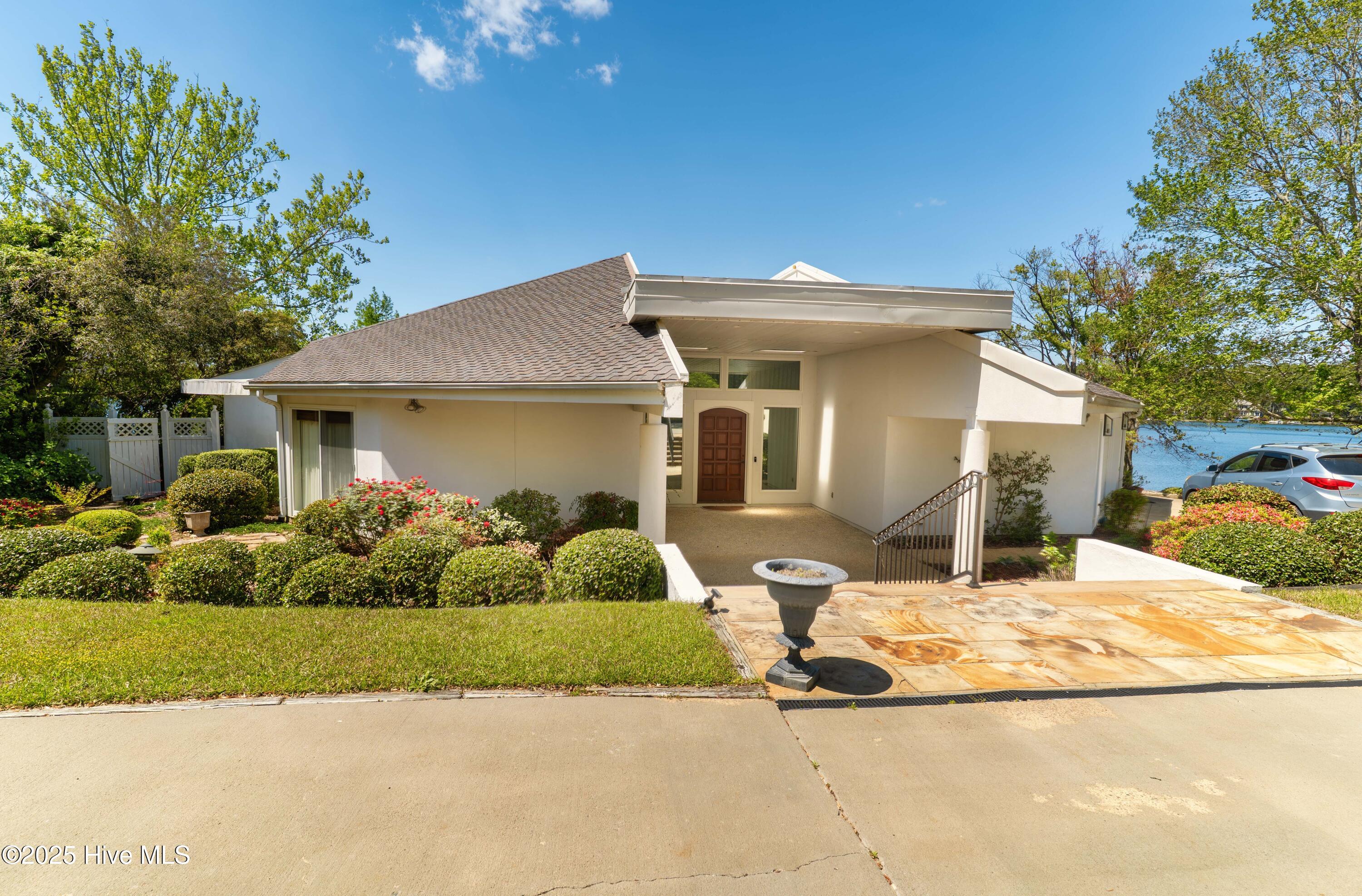 655 Diamondhead Drive S