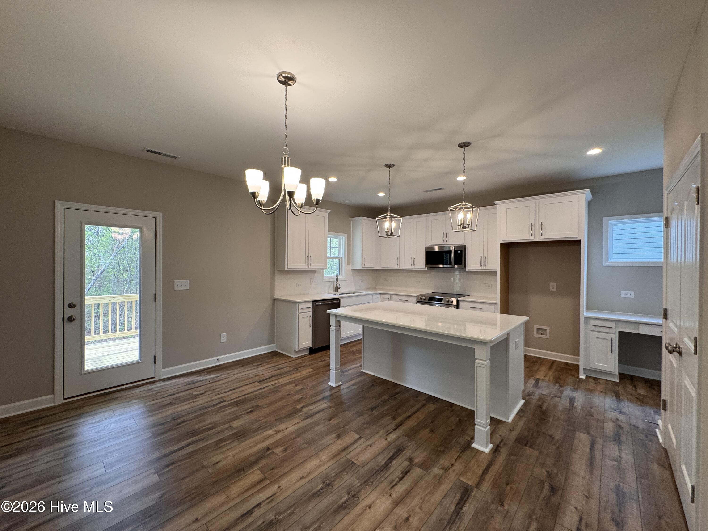 428 Redwater Trail, 596