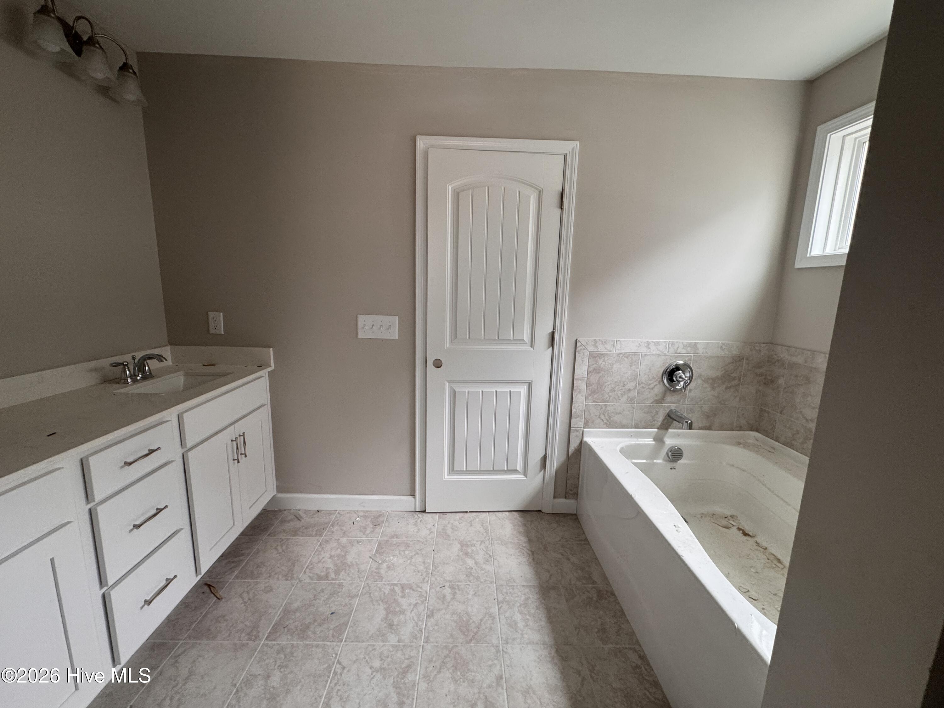 428 Redwater Trail, 596