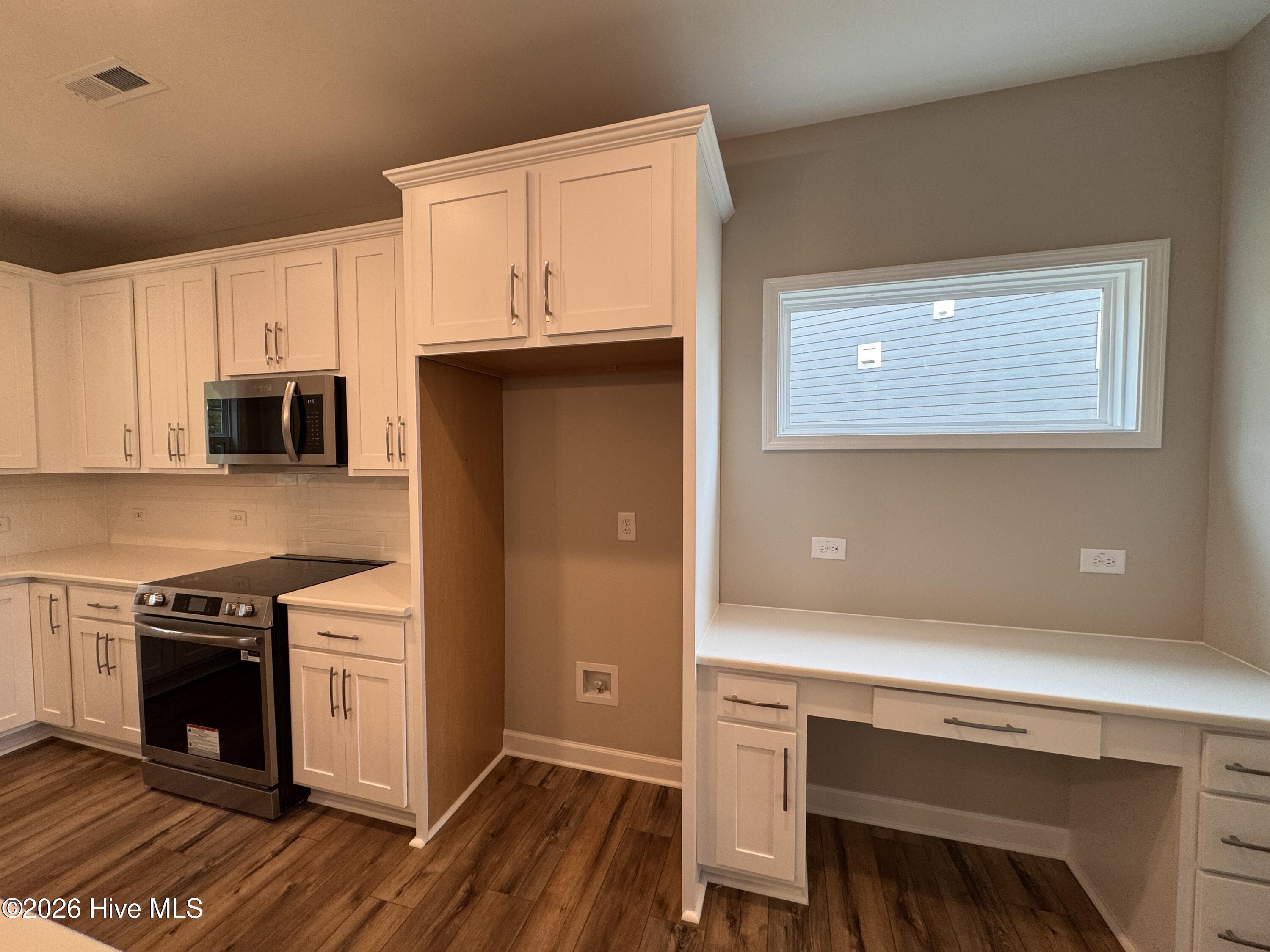 428 Redwater Trail, 596