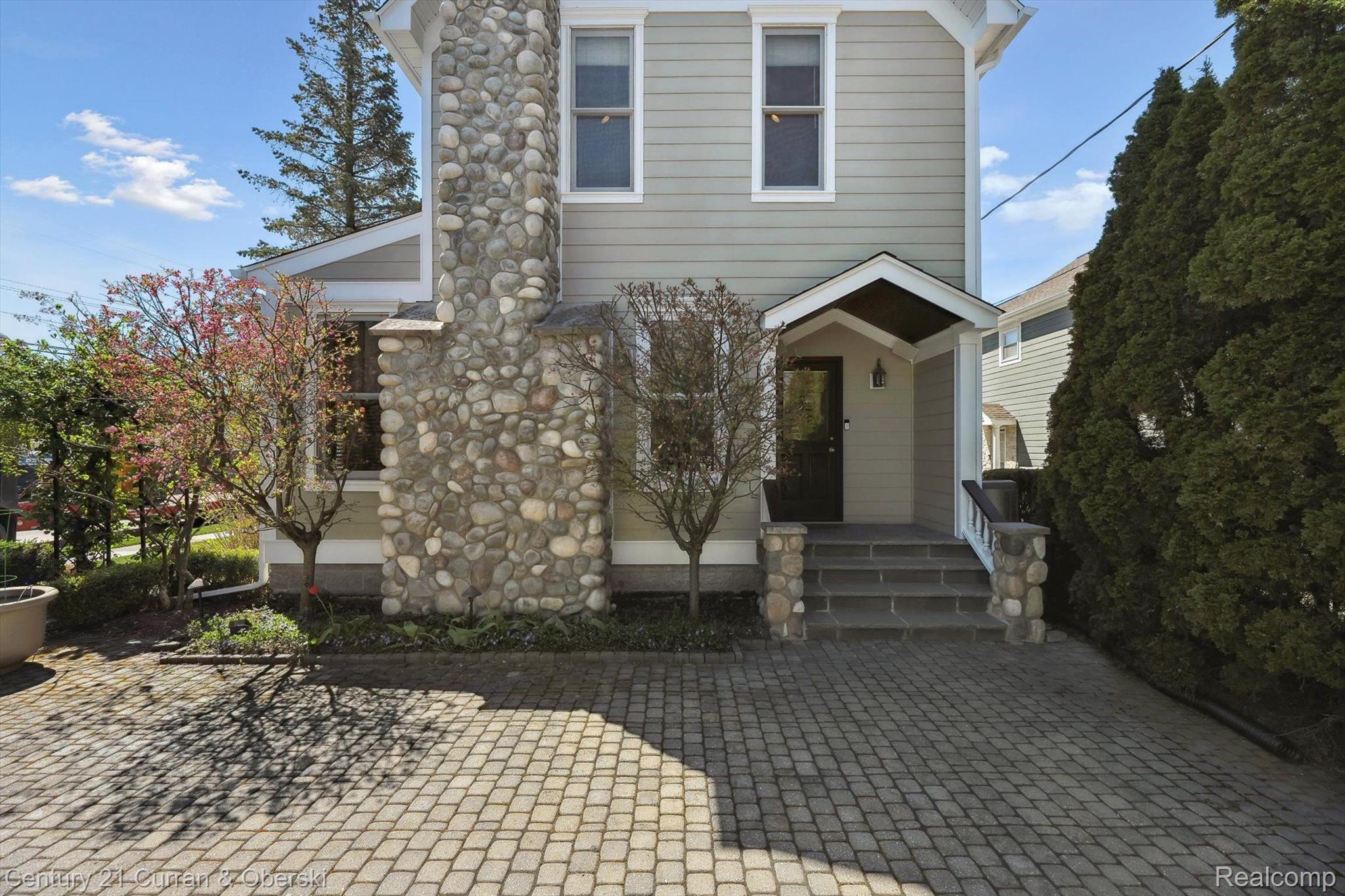 375 CATALPA Drive