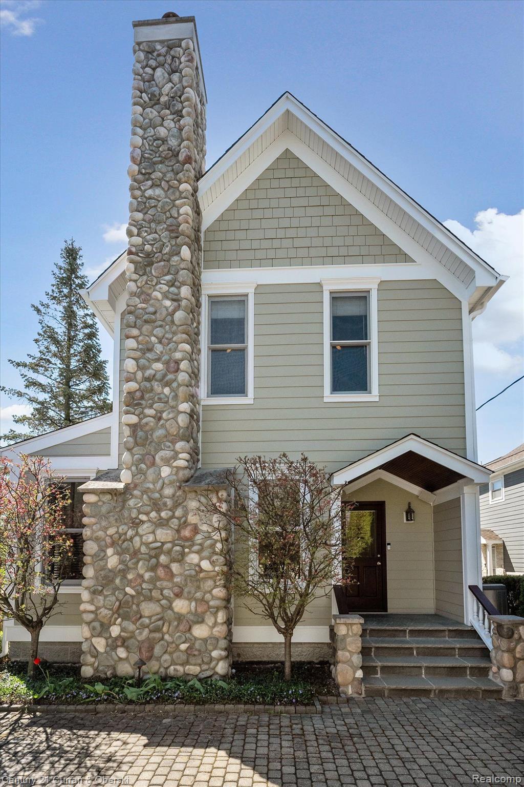 375 CATALPA Drive