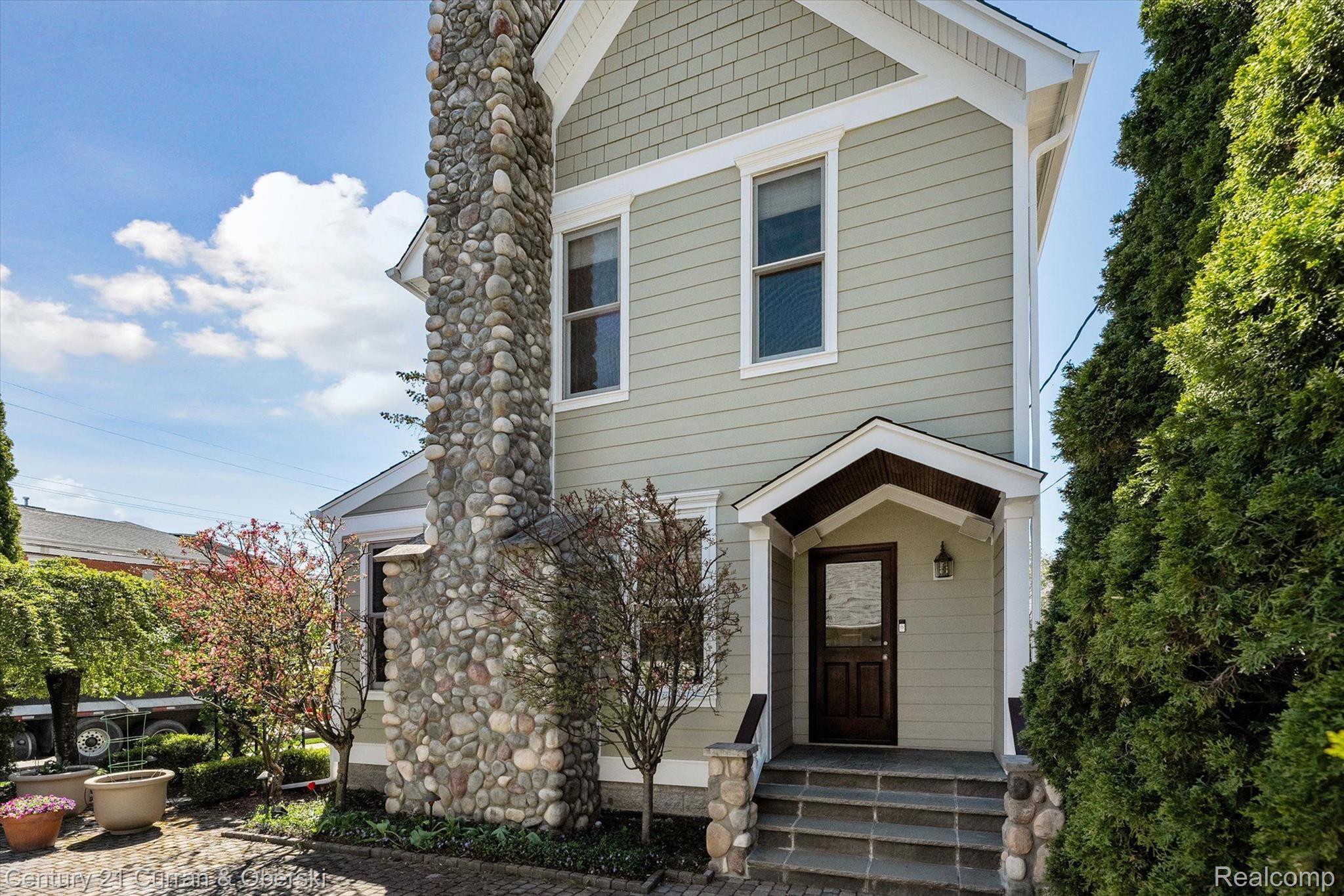 375 CATALPA Drive