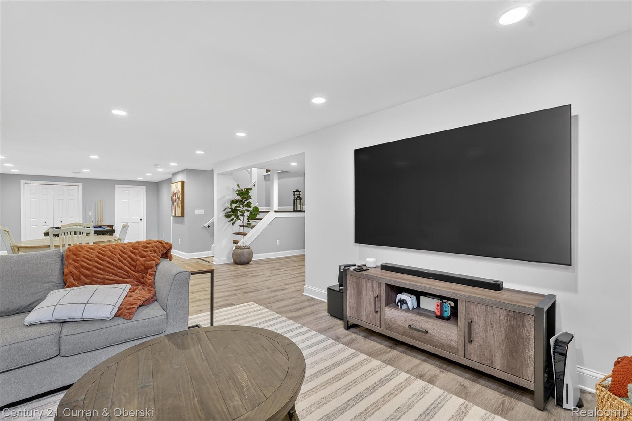 1698 Farnborough Drive