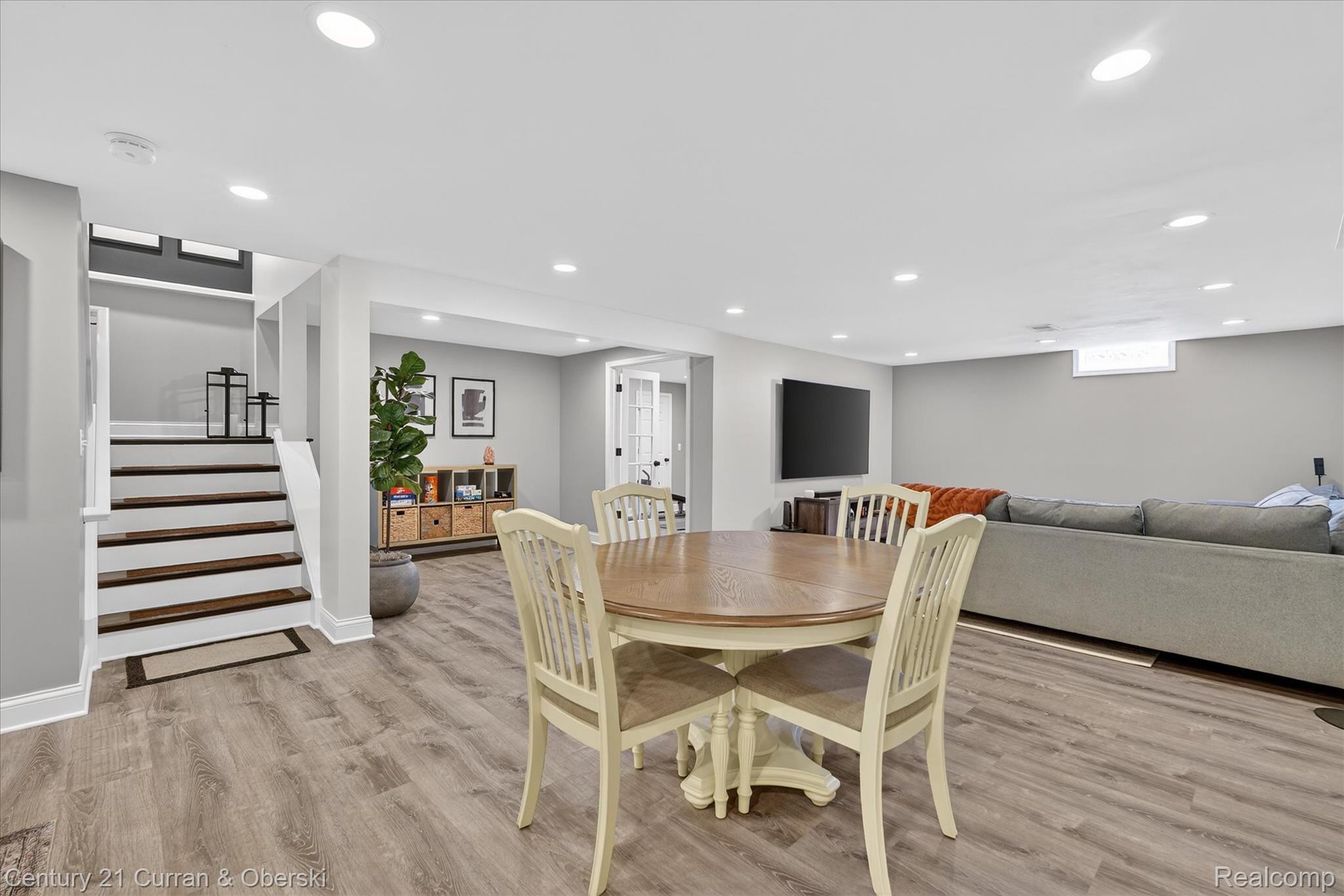 1698 Farnborough Drive