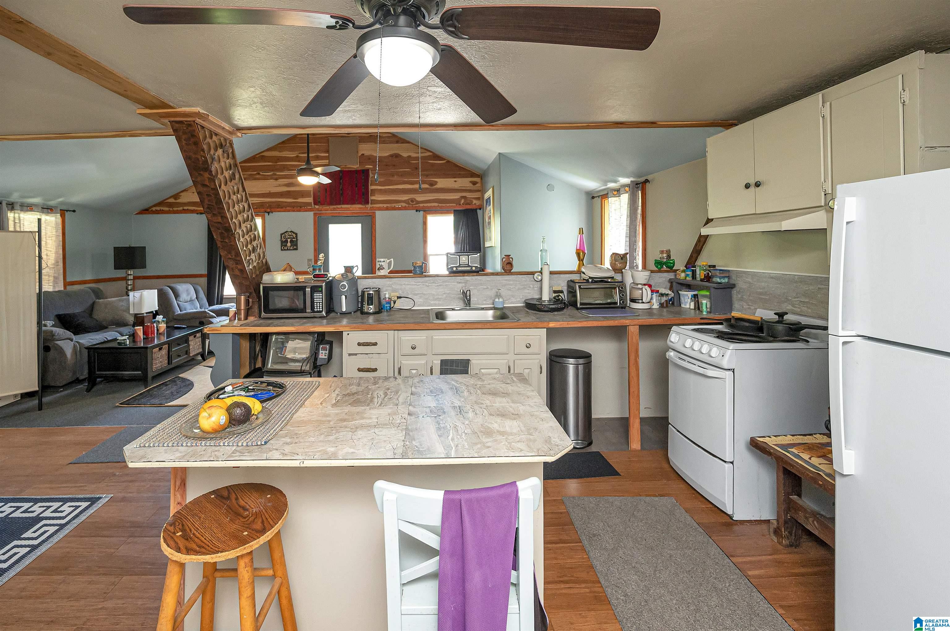 1061 COUNTY ROAD 998