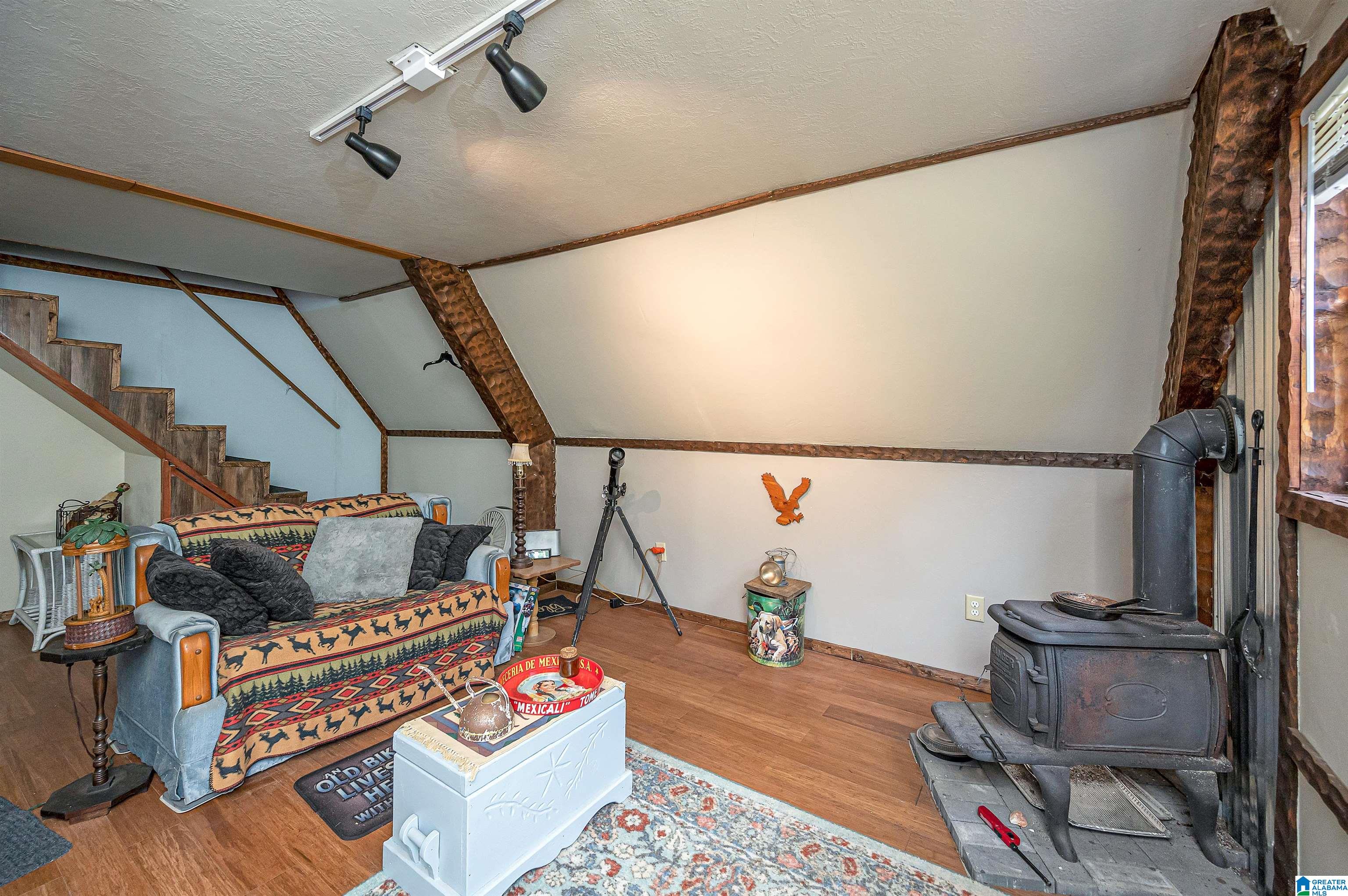 1061 COUNTY ROAD 998