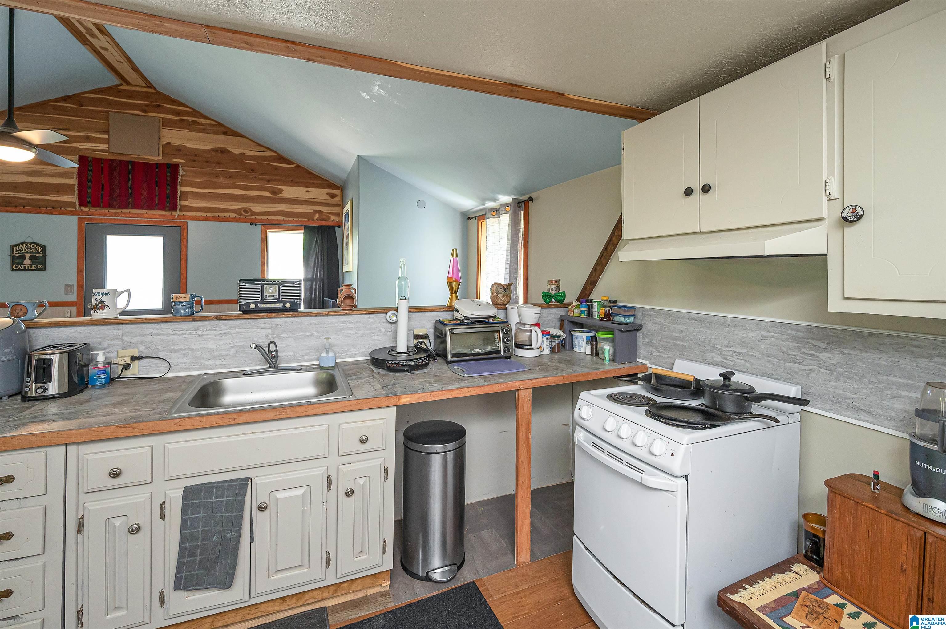 1061 COUNTY ROAD 998