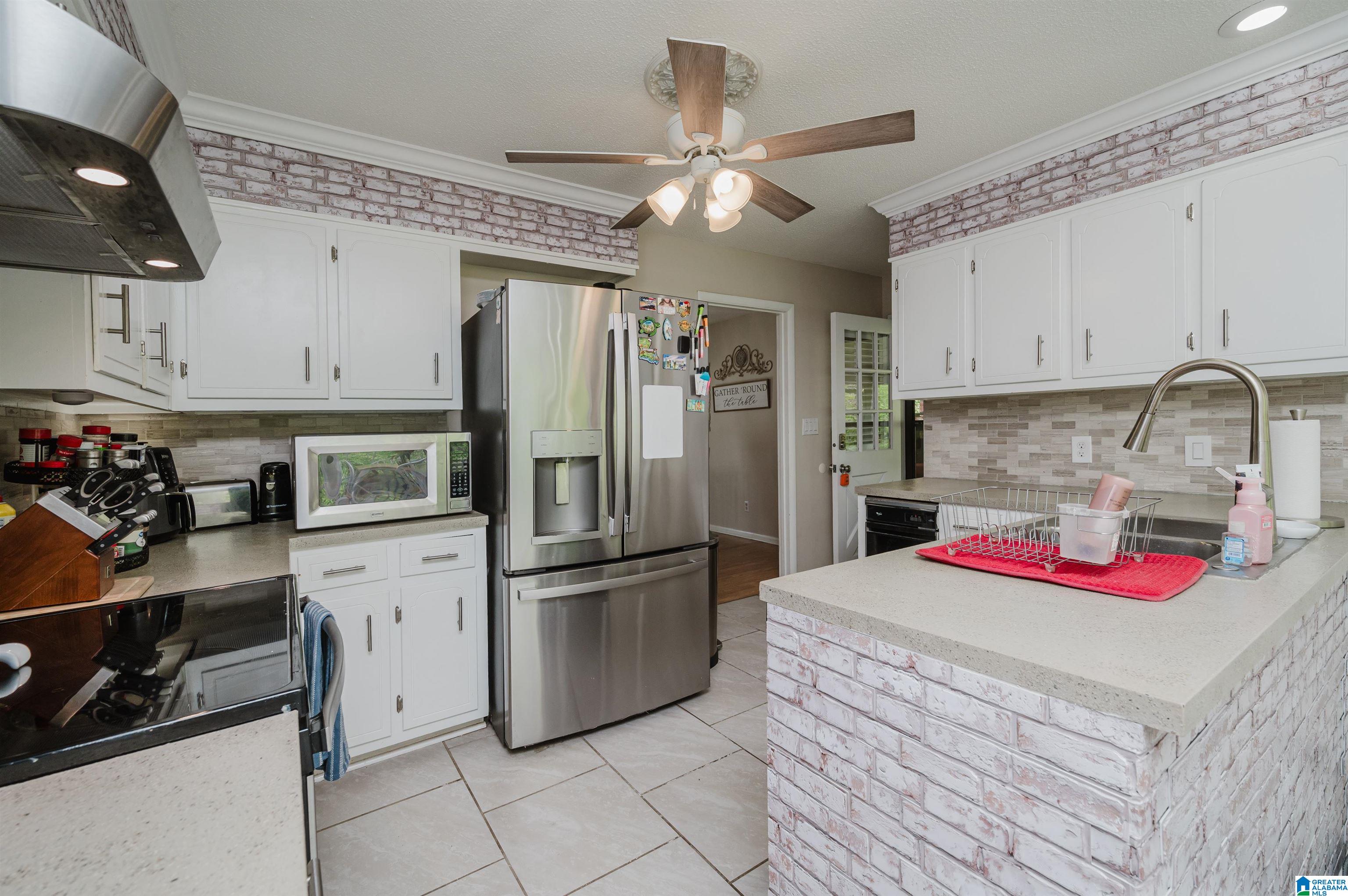 445 RIDGEWOOD DRIVE