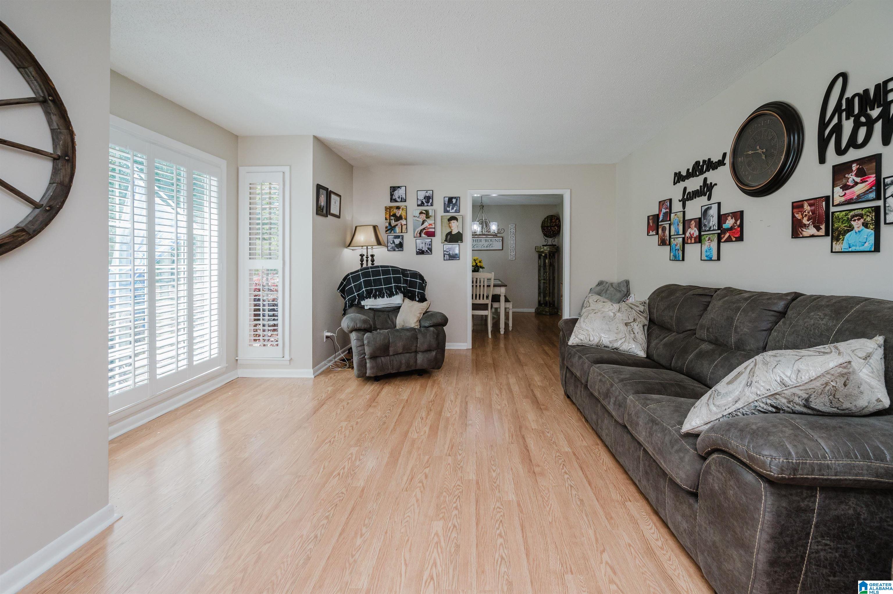 445 RIDGEWOOD DRIVE