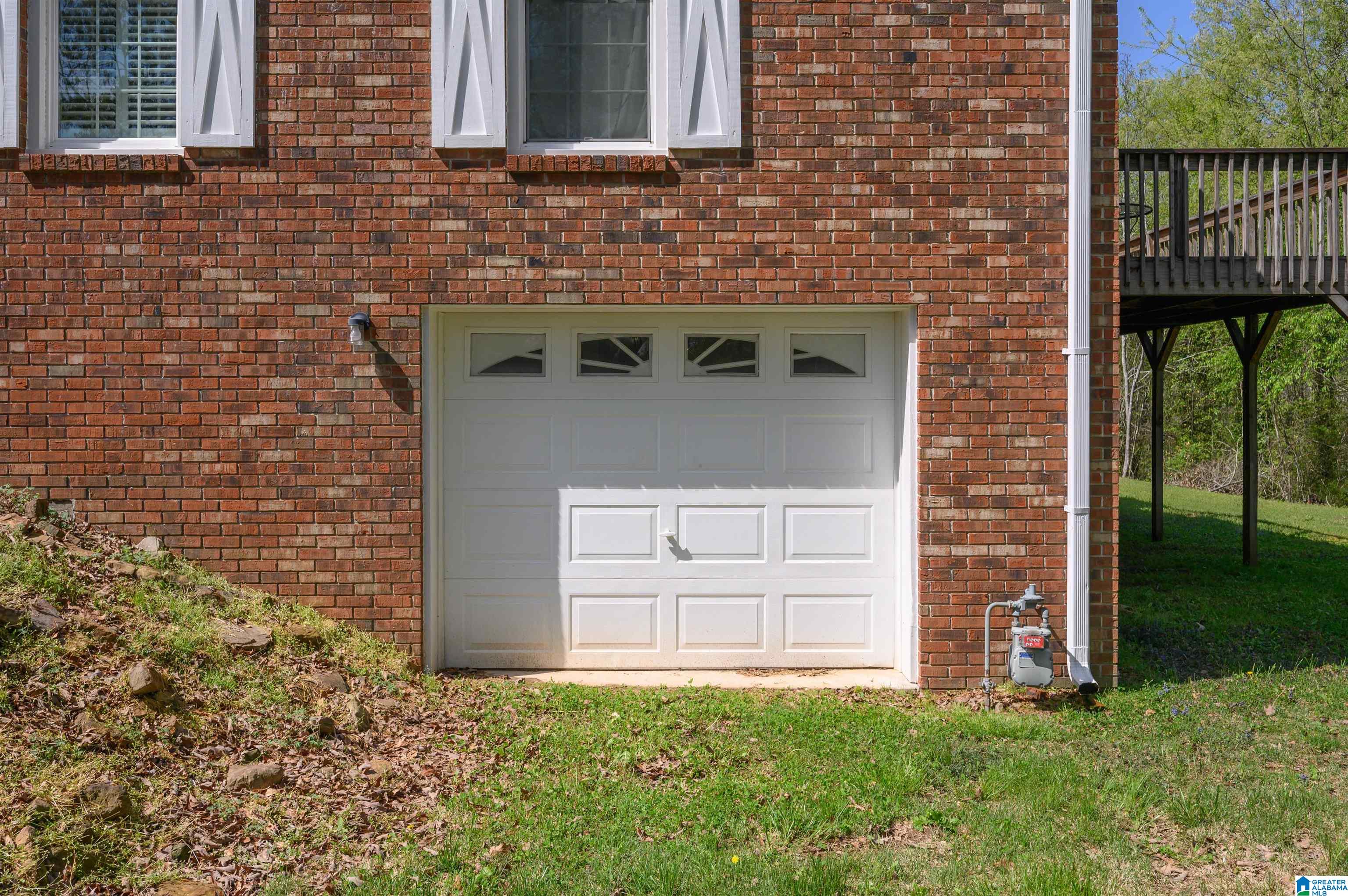 445 RIDGEWOOD DRIVE