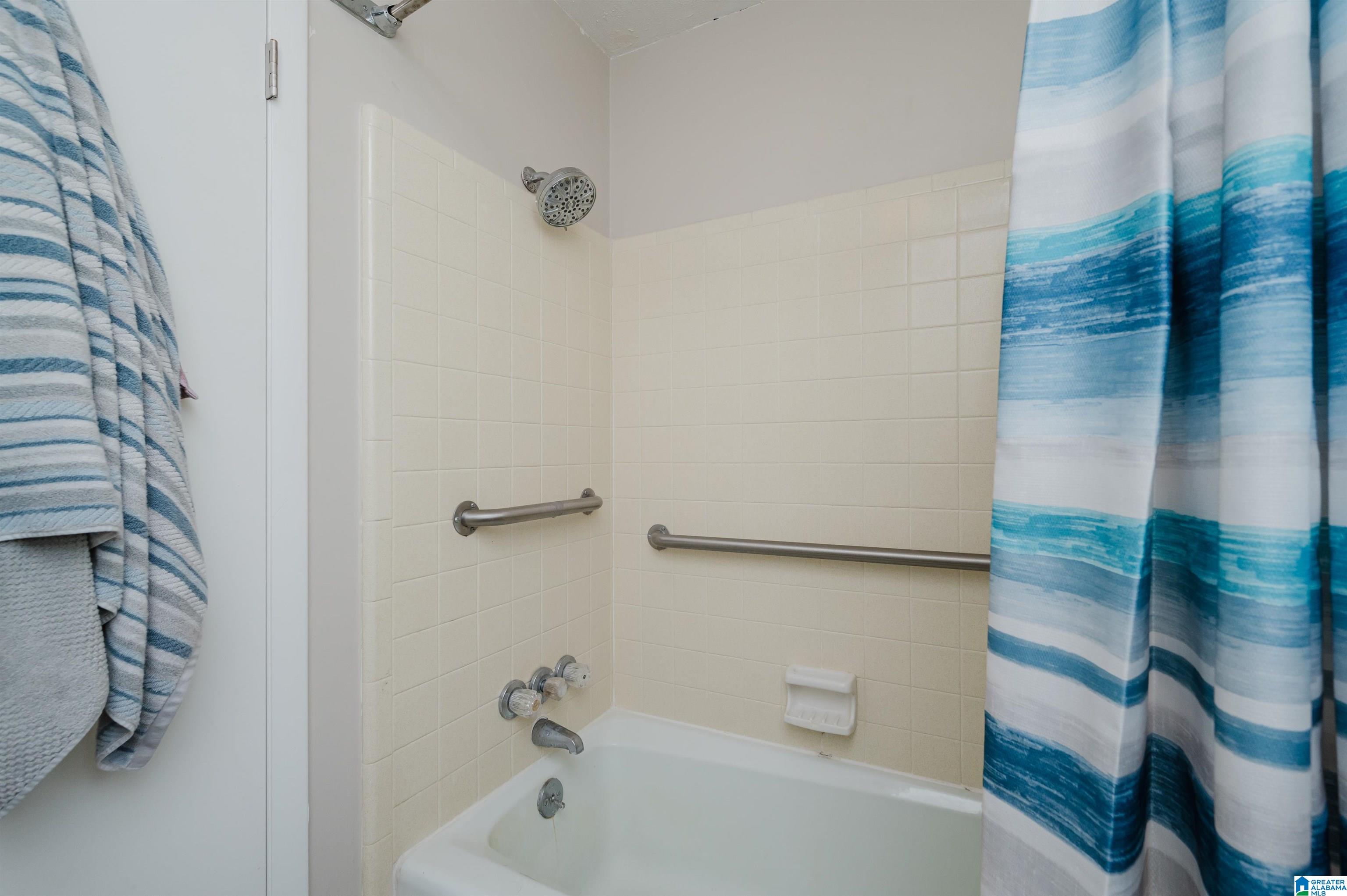 445 RIDGEWOOD DRIVE