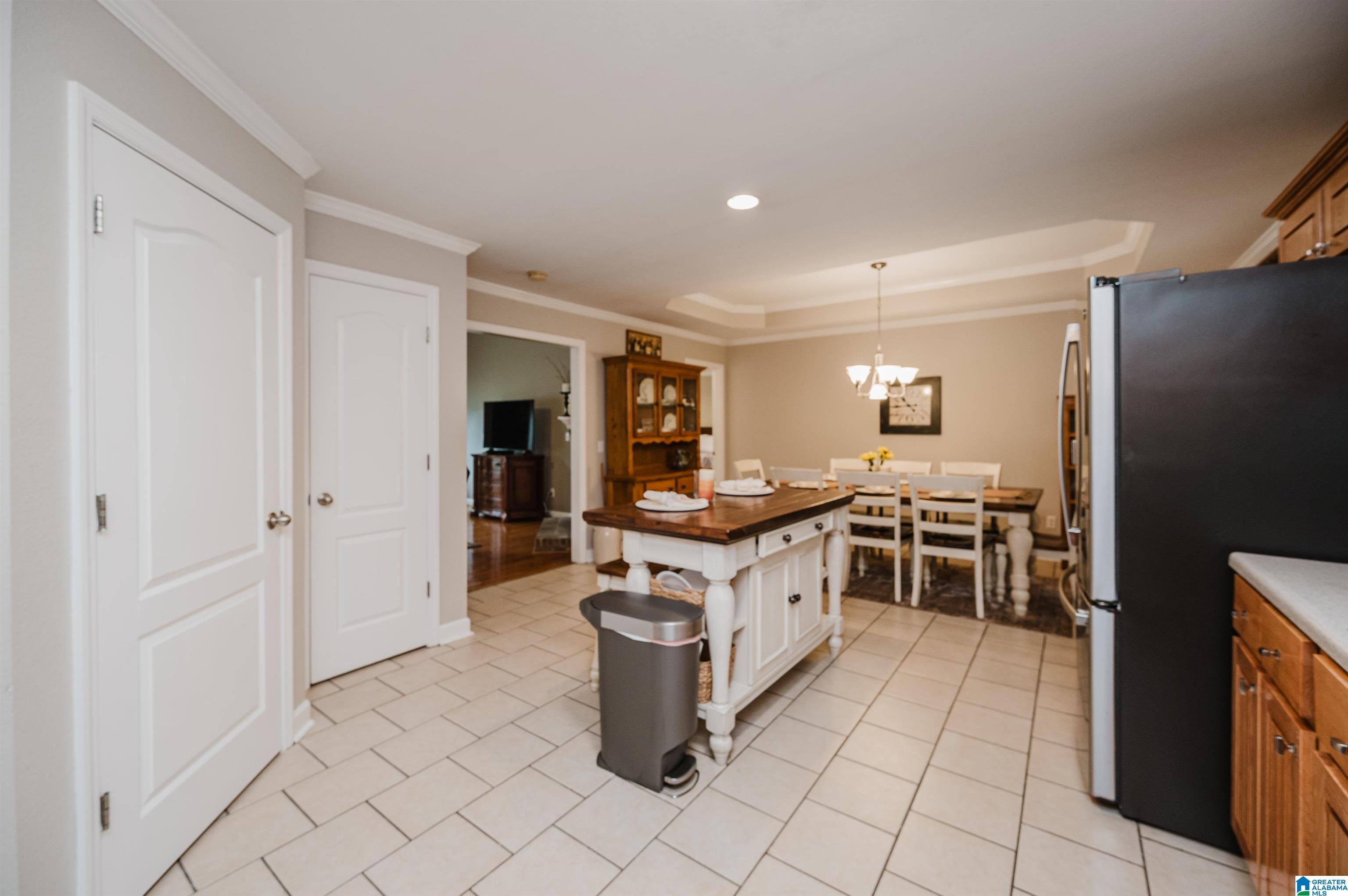 585 ROBBINS ROAD