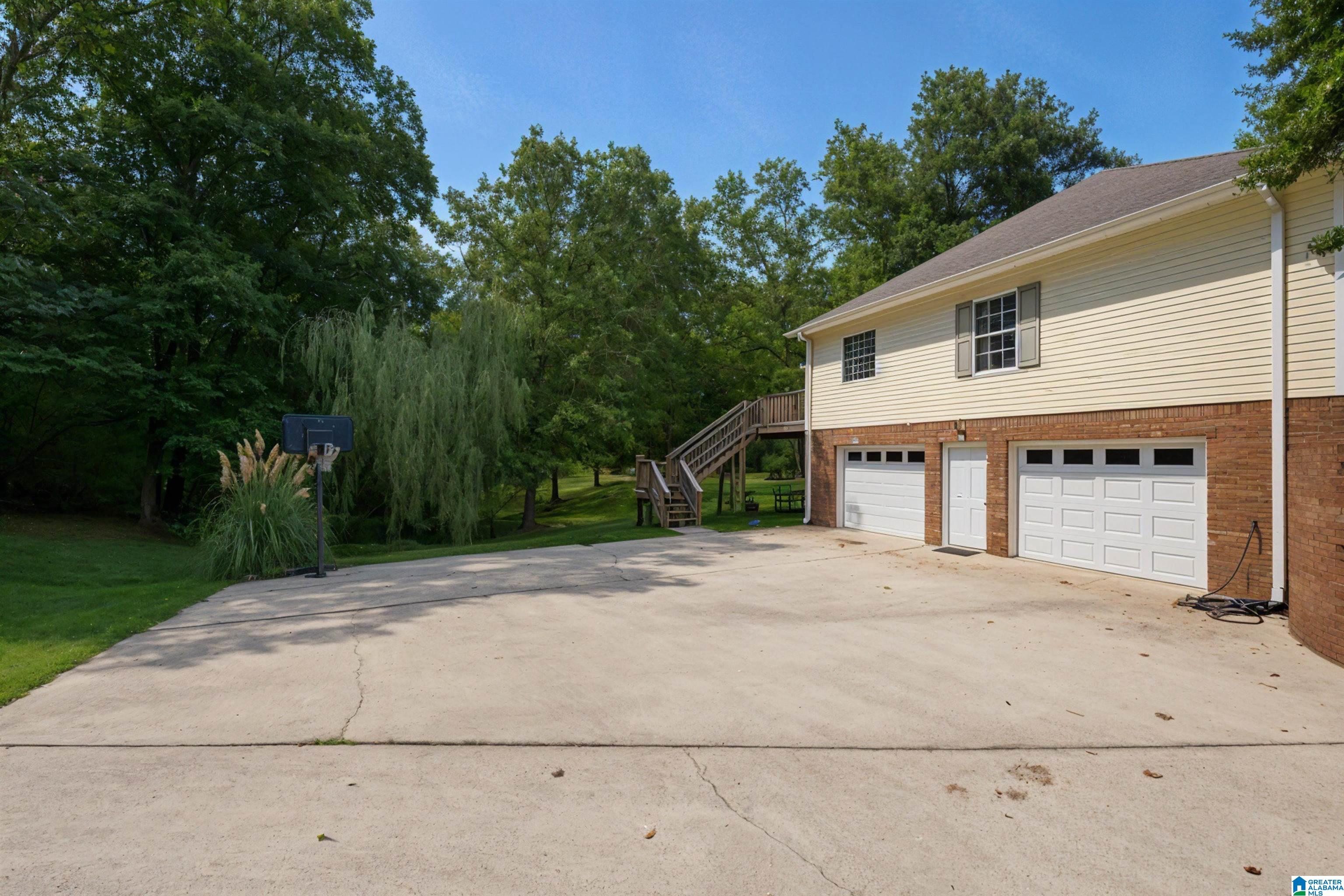 585 ROBBINS ROAD